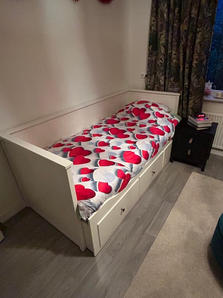 Hemnes bedbank Ikea, Huis en Inrichting, Ophalen, Zo goed als nieuw, Eenpersoons