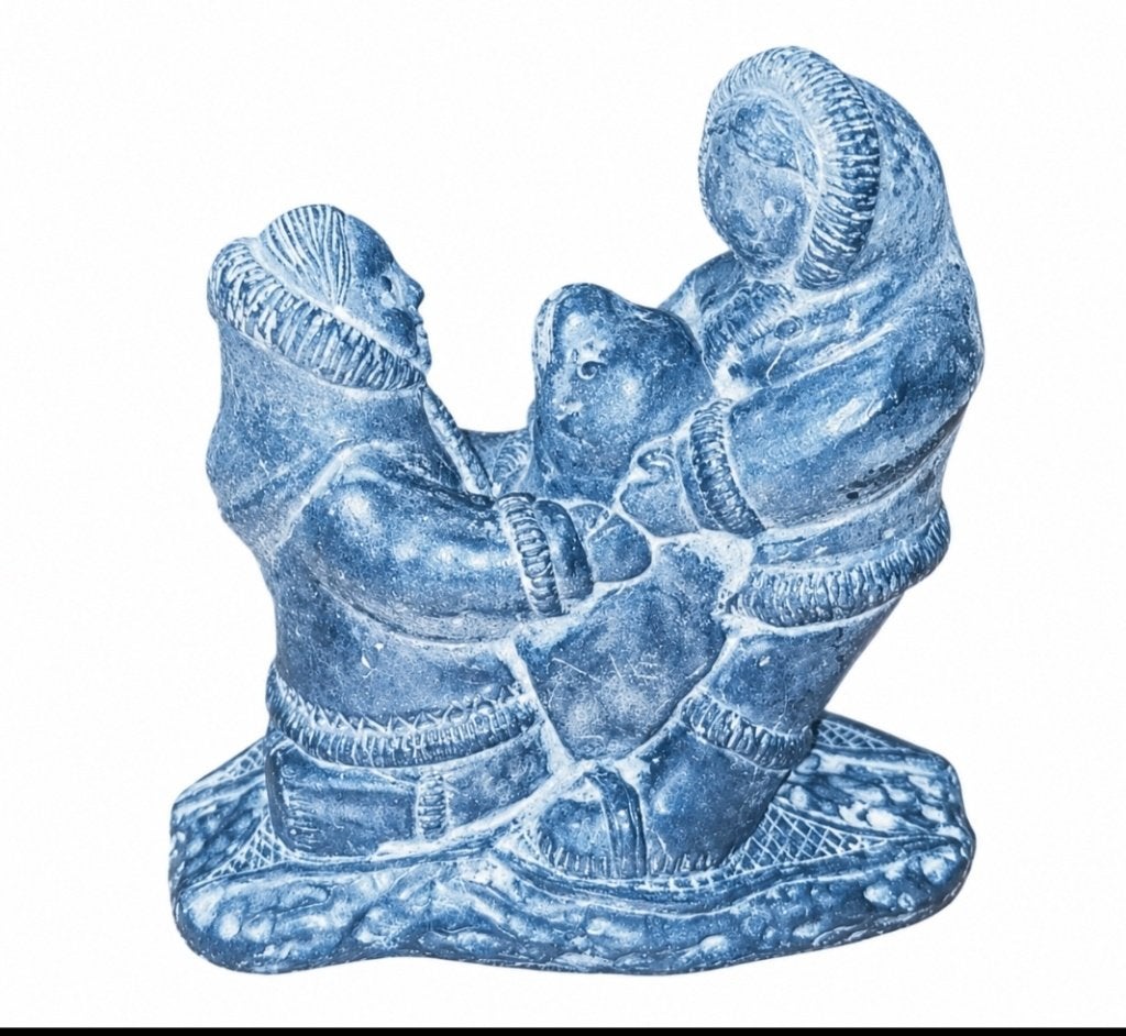 Canadees Inuit Beeldje (A Wolf Original)  Speksteen Kunst, Groep mensen, Ophalen of Verzenden, 20 - 50 cm, Steen of Keramiek