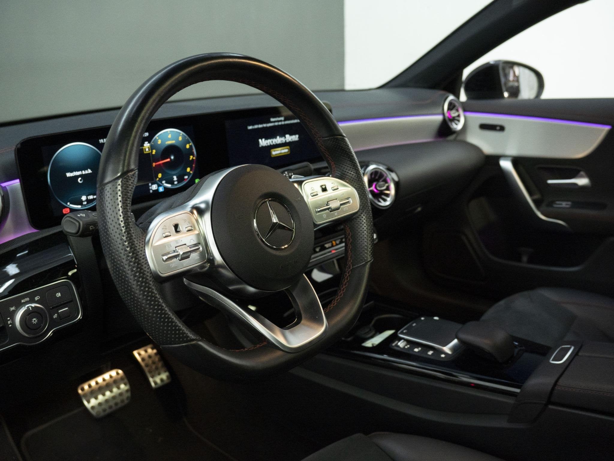 Mercedes-Benz CLA-klasse 180 AMG Line | Panoramadak, Auto's, Gebruikt, 4 cilinders, Leder en Stof, Wit