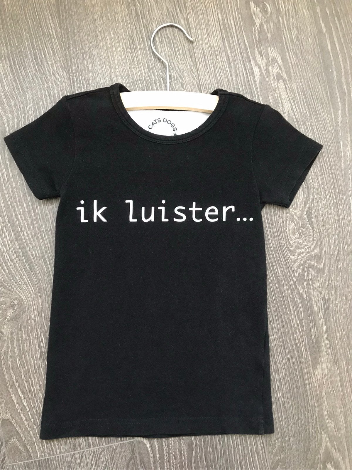 Unisex shirtje / shirt zwart met tekst Cats & Dogs mt 104, Ophalen of Verzenden, Gebruikt, Jongen of Meisje, Shirt of Longsleeve
