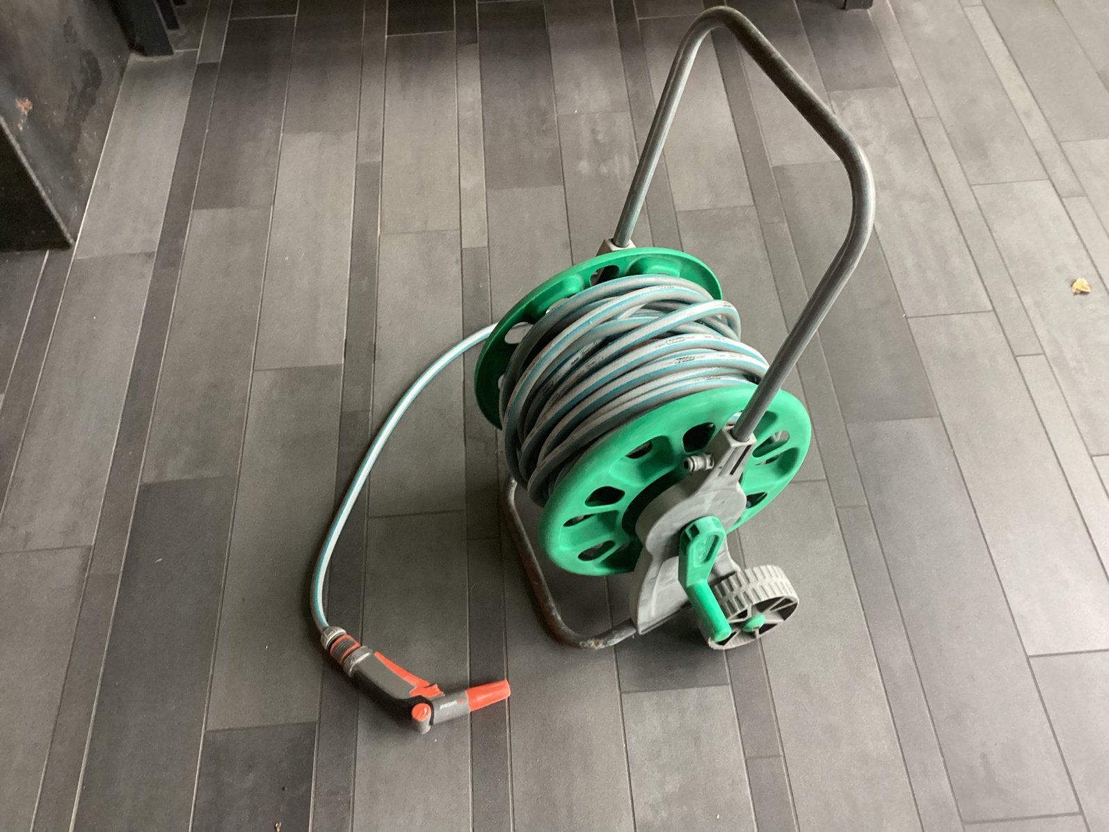 Haspel met 35 meter gardena slang en mondstuk, Ophalen of Verzenden, Zo goed als nieuw