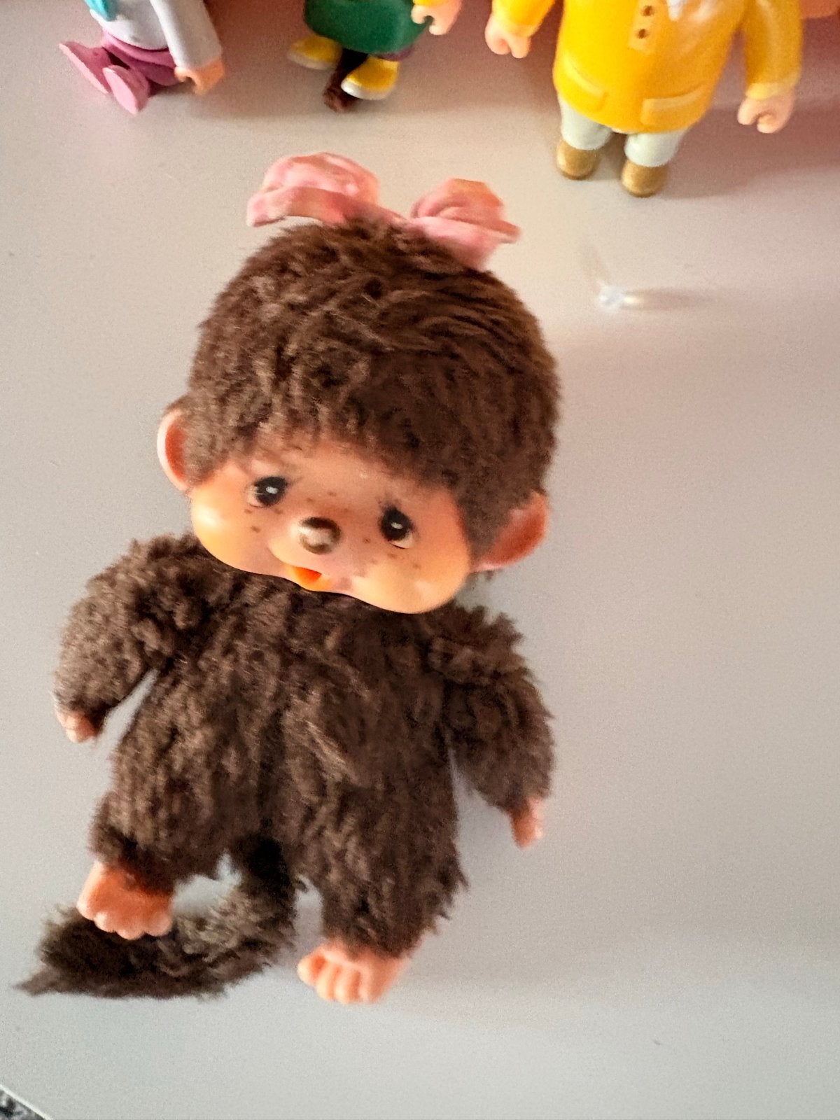 Vintage Monchhichi knuffel aapje met roze strik, Gebruikt, Overige merken, Ophalen of Verzenden, Met label