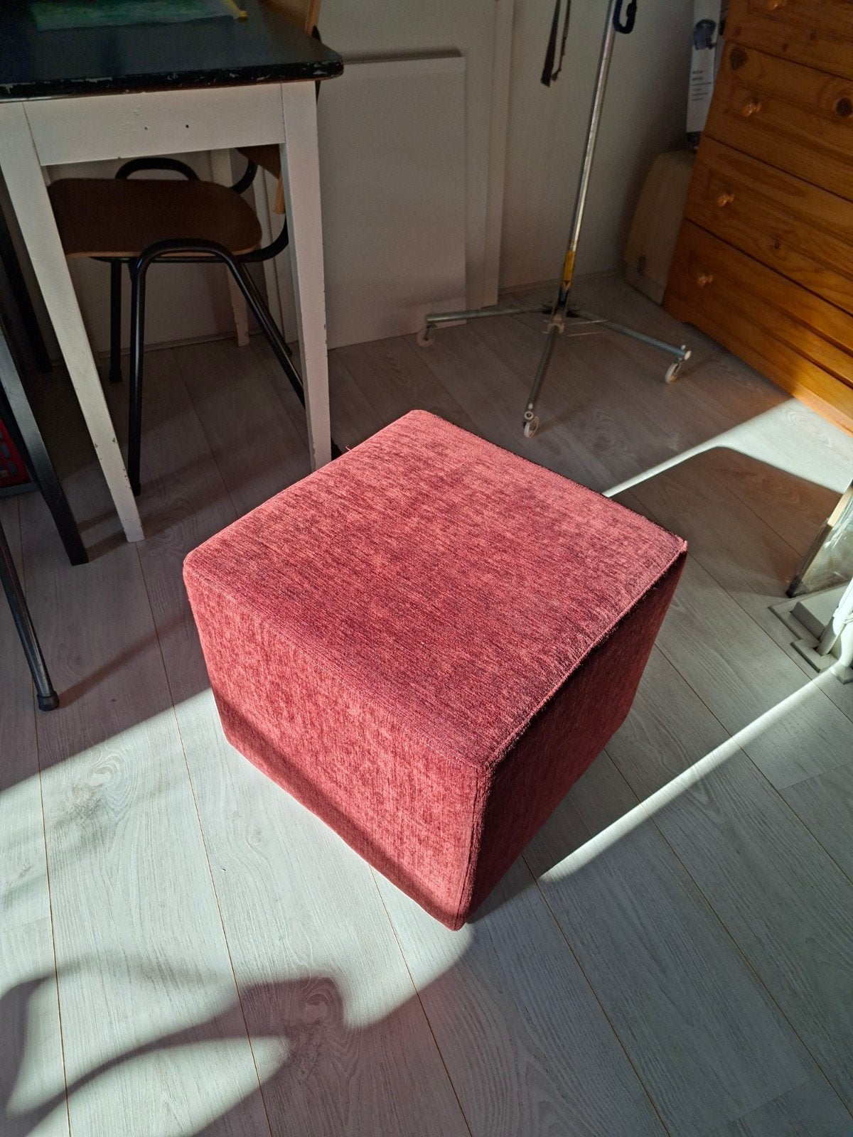 Poef rood - 39cm hoog, 43x43cm, Ophalen, Minder dan 50 cm, Gebruikt, Vierkant