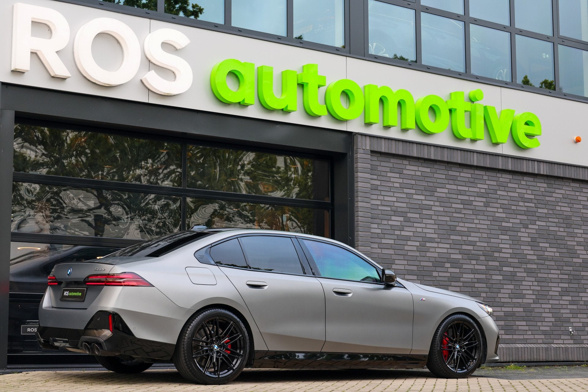 BMW 5 Serie 550e xDrive | BTW! | FULL OPTION! | PANO | B&W |, Auto's, Automaat, Dealer onderhouden, Gebruikt, 2000 kg