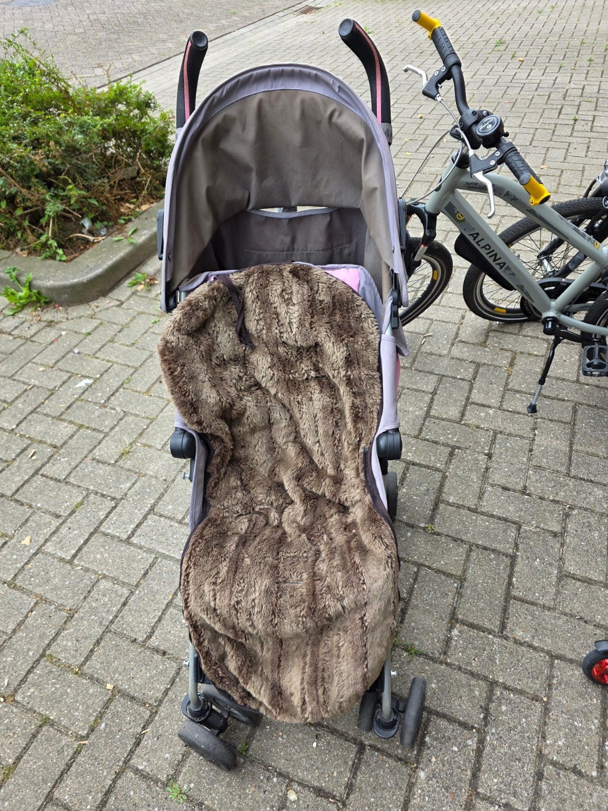 Compacte buggy met voetenzak en zitverkleiner, Kinderen en Baby's, Buggy's, Ophalen of Verzenden, Gebruikt, Overige merken, Verstelbare rugleuning