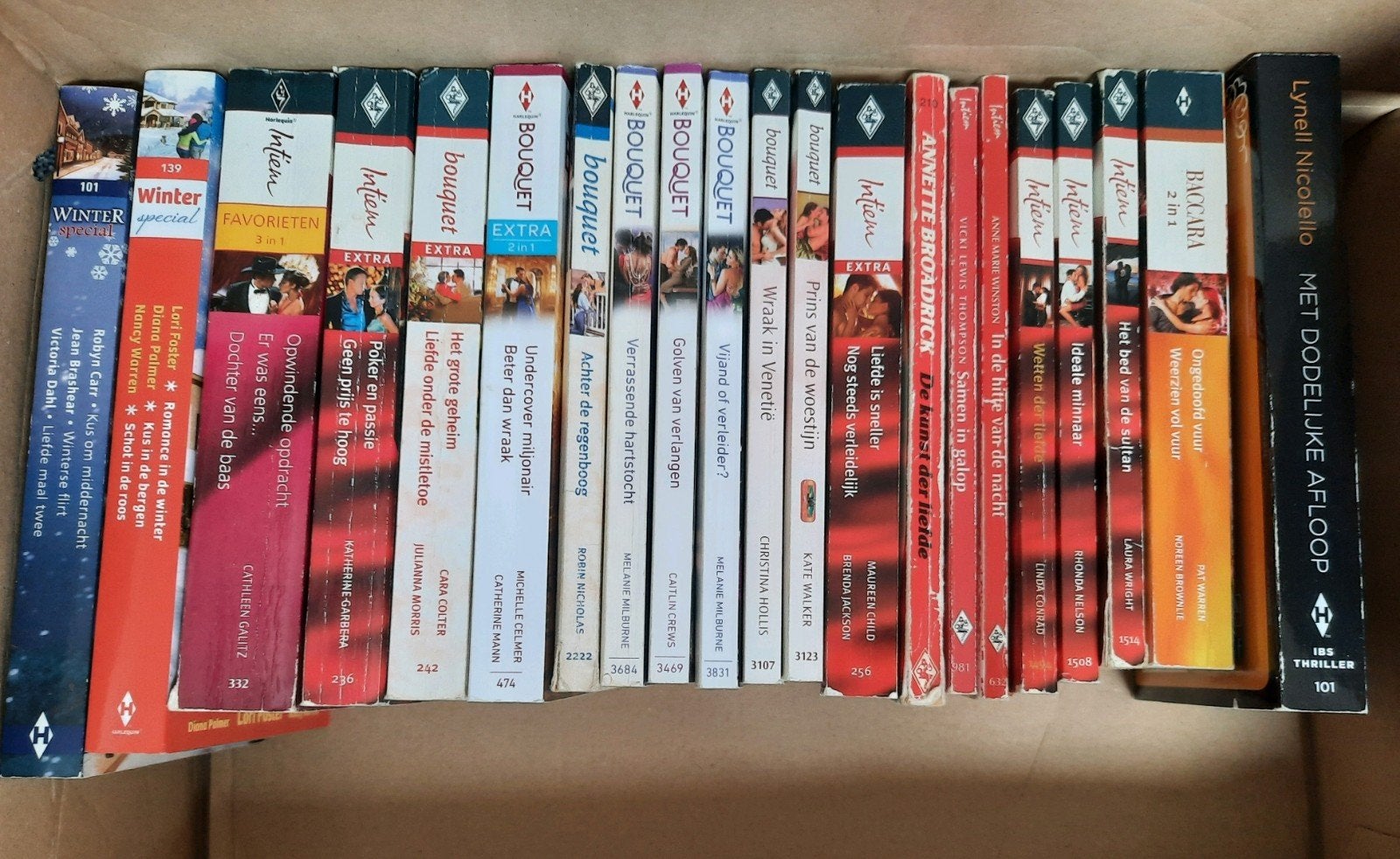 Harlequin Bouquet, Intiem, IBS thriller, Boeken, Ophalen of Verzenden, Gelezen