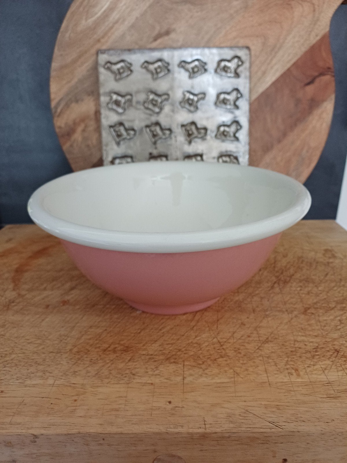 Mooie gave pastel roze Beslagkom van Regout, Verzenden