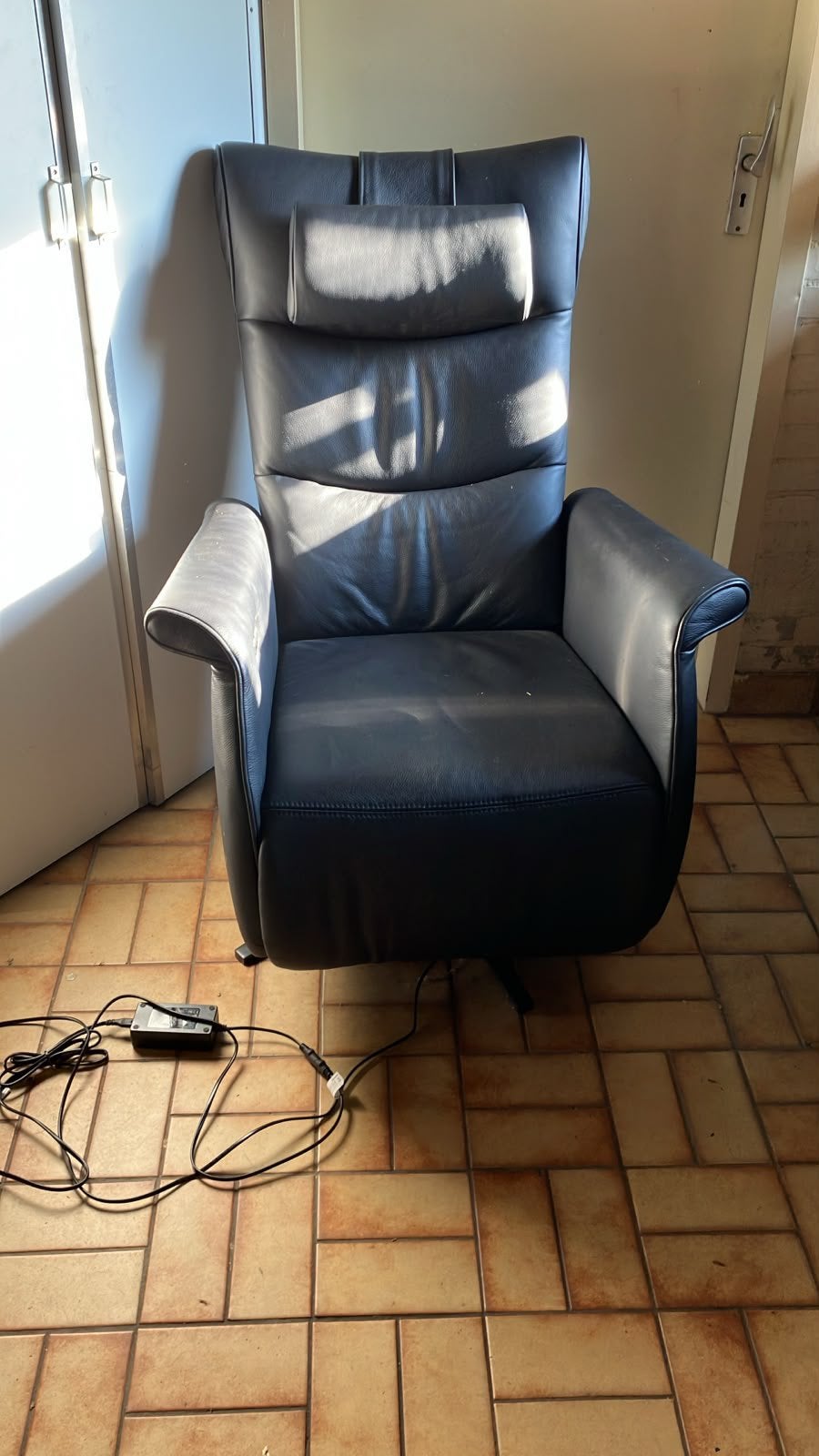 Leren Sta op stoel Velderhof donkerblauw elektrisch, Ophalen, Zo goed als nieuw, Minder dan 75 cm, 50 tot 75 cm