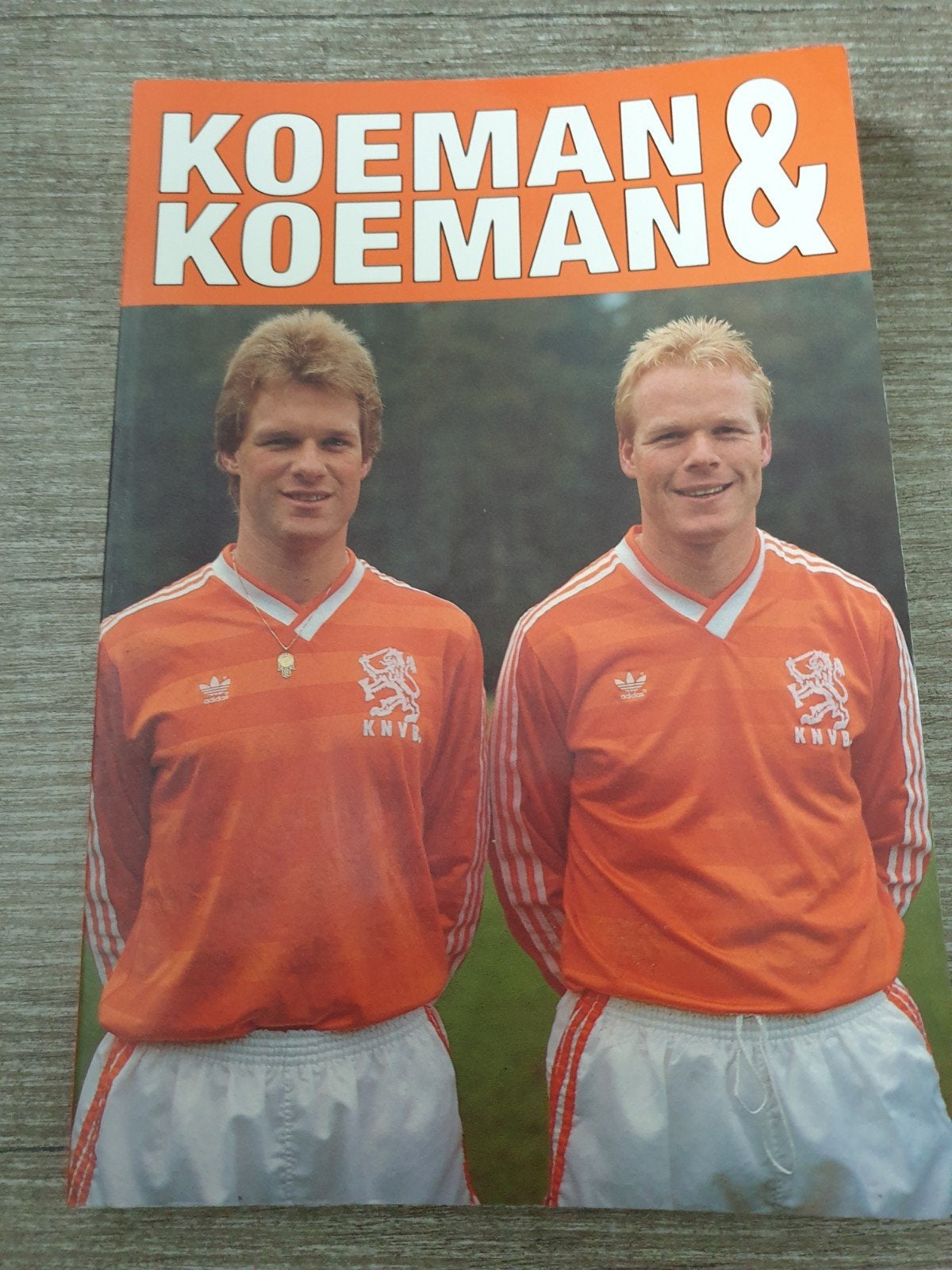 Koeman & Koeman Voetbalboek - Vintage Oranje, Ophalen of Verzenden, Gelezen, Koeman & Koeman, Balsport