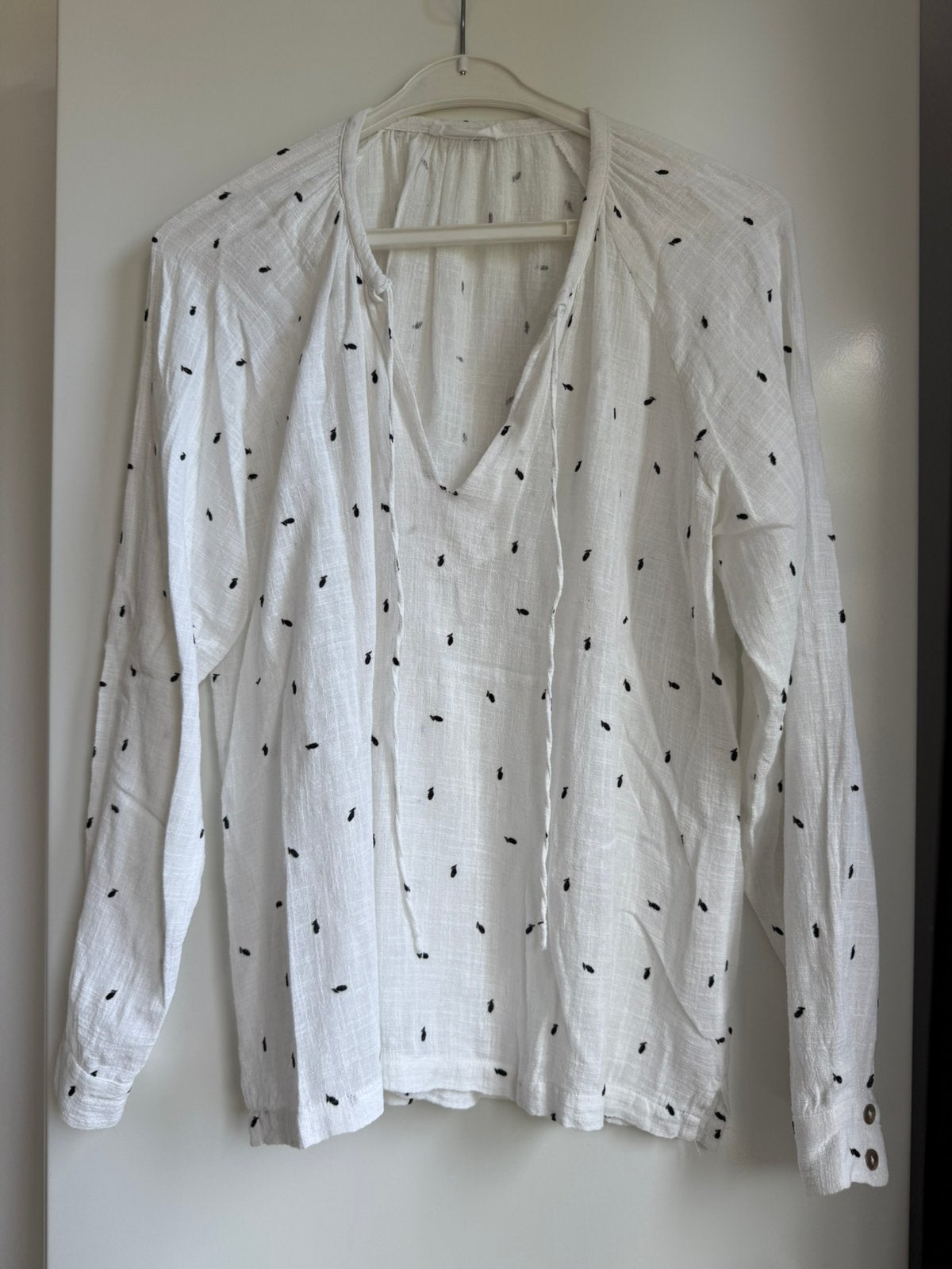 witte blouse lm blauwe visjes maat 38 ALCHEMIST, Kleding | Dames, Ophalen of Verzenden, Zo goed als nieuw, Maat 38/40 (M), Wit
