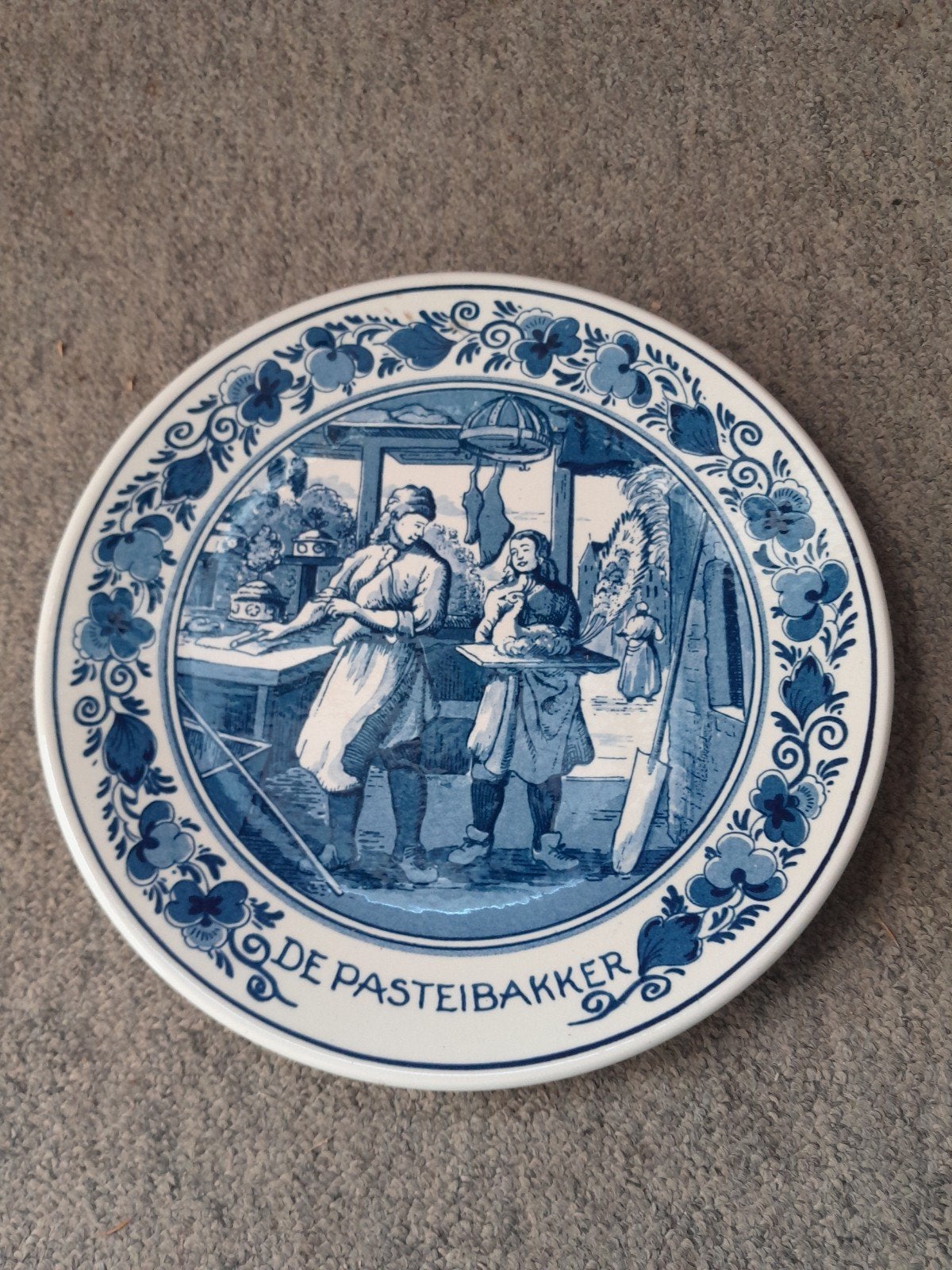 Delfts Blauw wandbord 'De Pasteibakker' Royal Delft, Antiek en Kunst, Antiek | Wandborden en Tegels, Ophalen of Verzenden