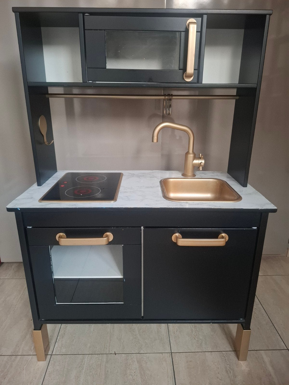 Zwarte speelkeuken met gouden accenten, Ophalen of Verzenden, Gebruikt, Hout, Speelkeuken