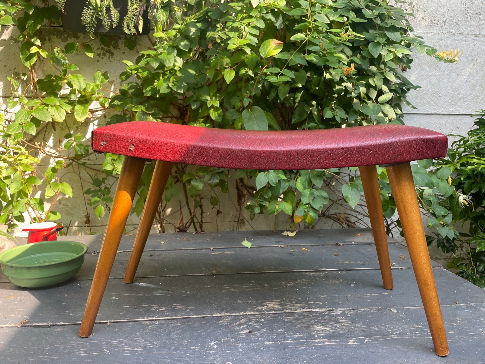 Mid century voetenbankje rood kunstleer, Ophalen, Gebruikt, Mid century, 50 tot 75 cm