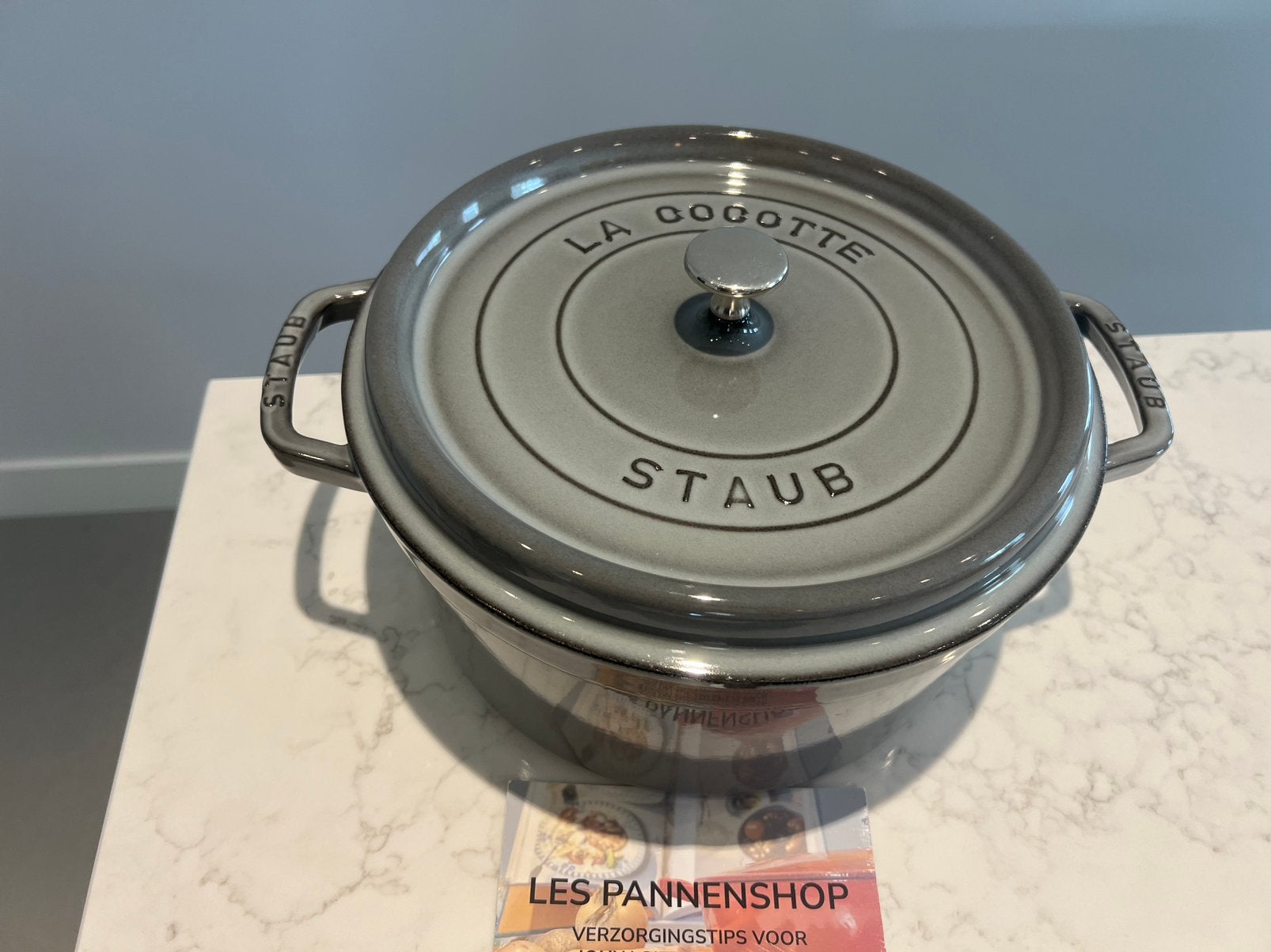 Staub La Cocotte 28 cm Grafiet grijs in goede staat, Gebruikt, Met handvatten, Ophalen of Verzenden, Staub