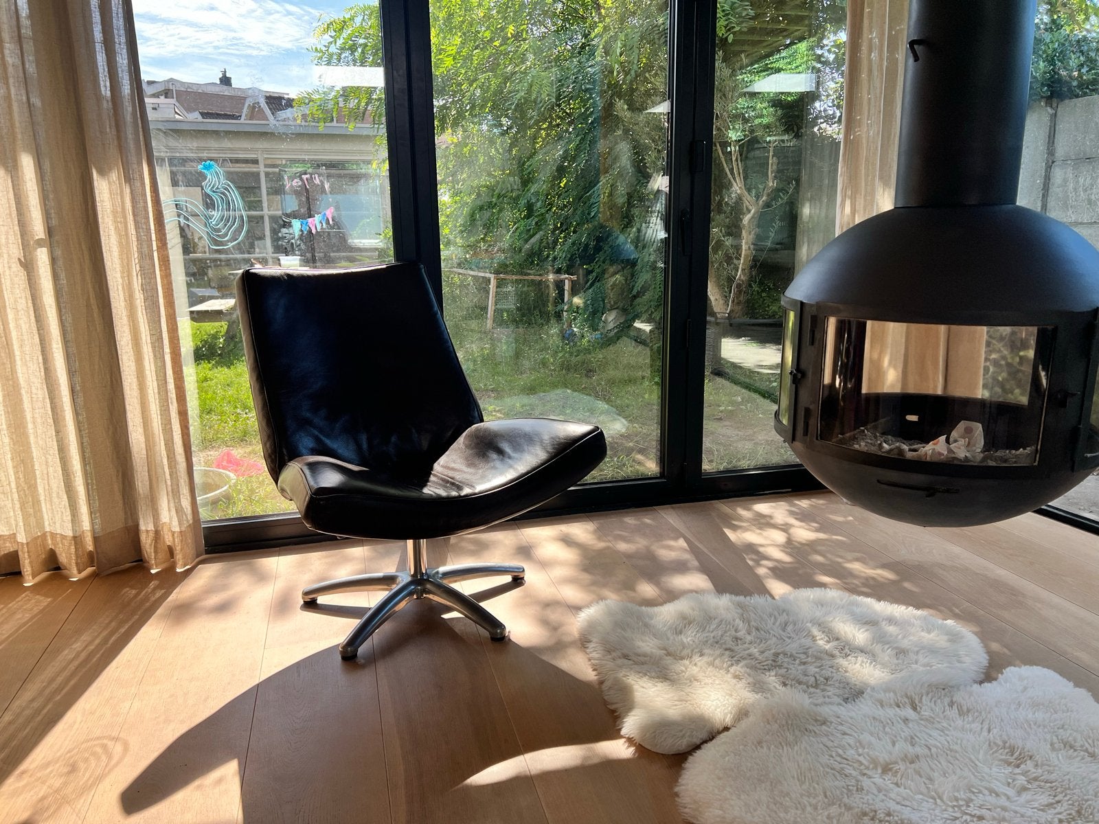 Comfortabele zwarte leren fauteuil met draaivoet, Ophalen, Gebruikt, Bruin, Leer