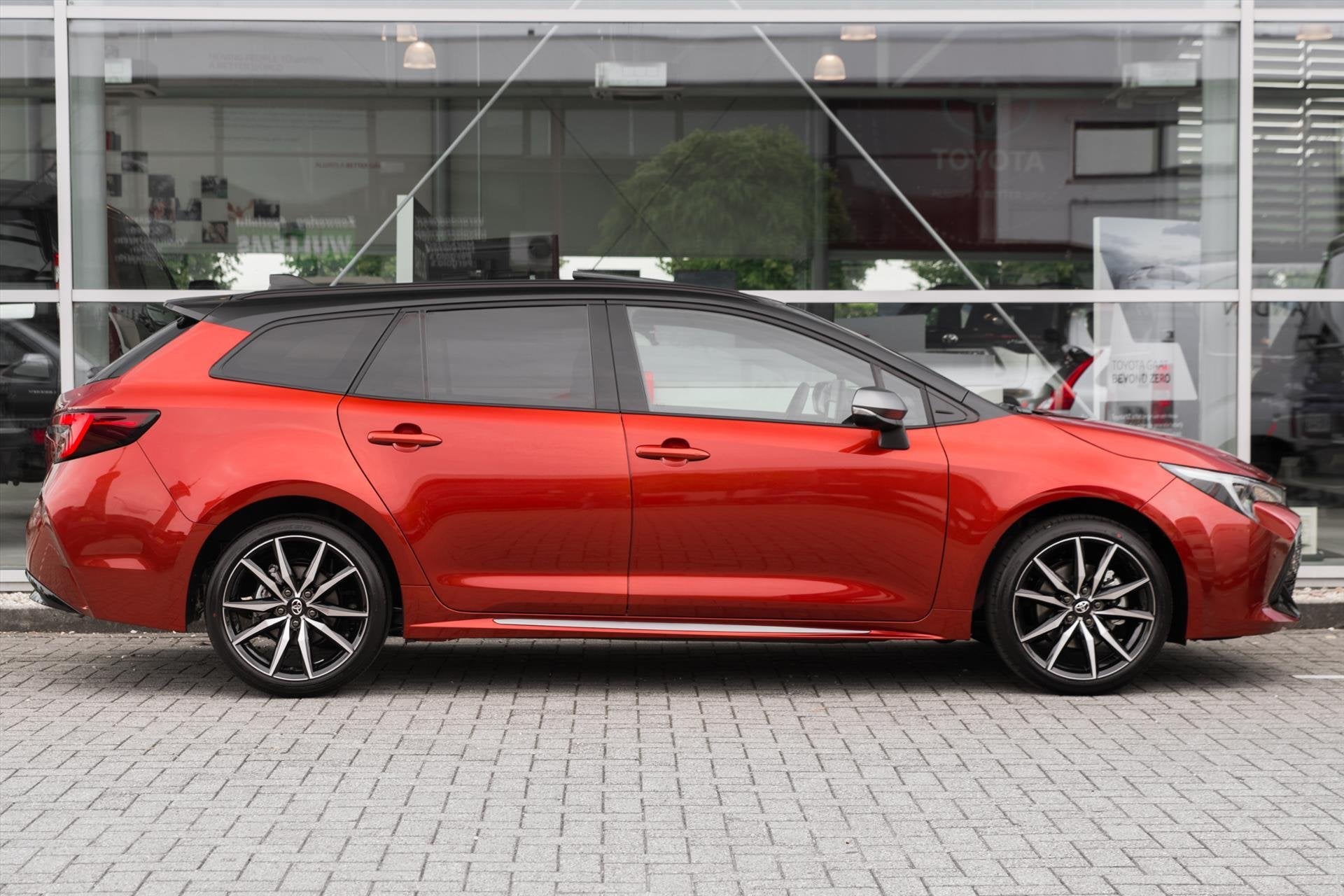 Toyota Corolla Touring Sports Hybrid 180 GR Sport €4.100 V, Auto's, Toyota, Stof, Gebruikt, Zwart, 4 cilinders