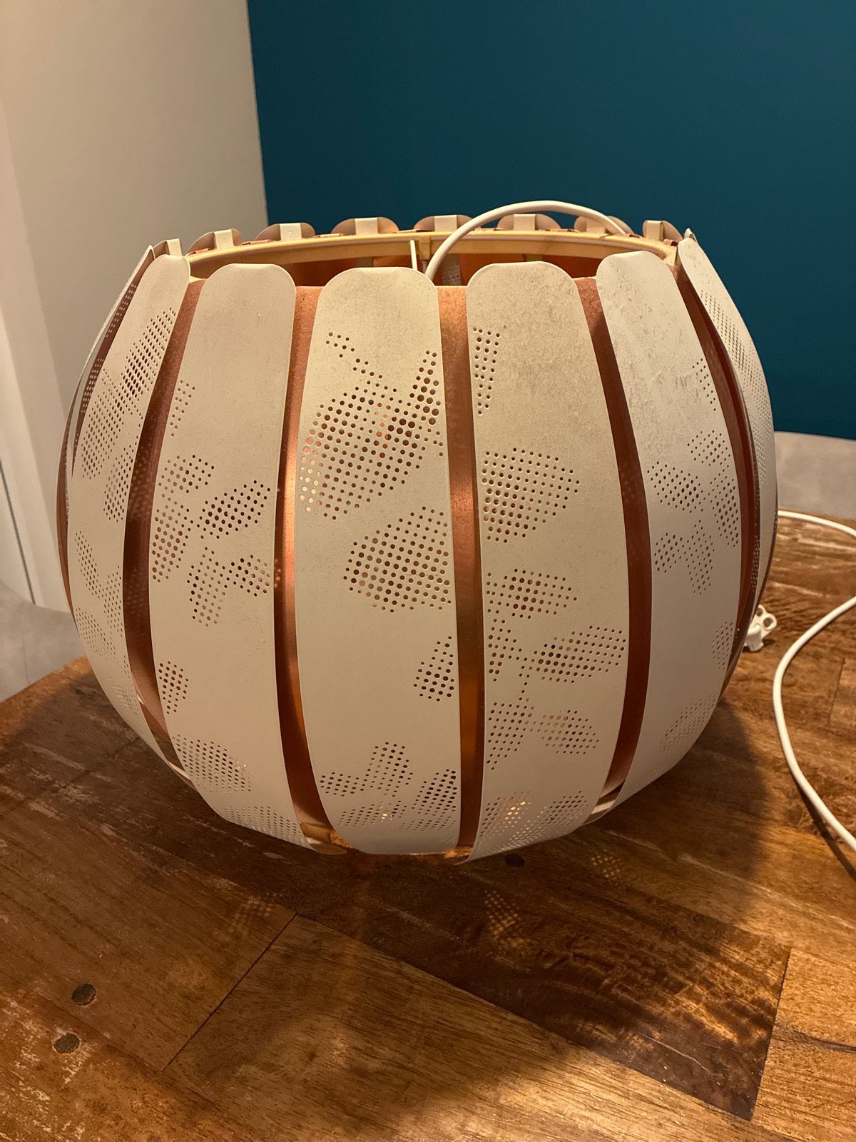 Moderne hanglamp met koperen accenten en perforaties, Ophalen, Gebruikt, Metaal, E27 (groot)