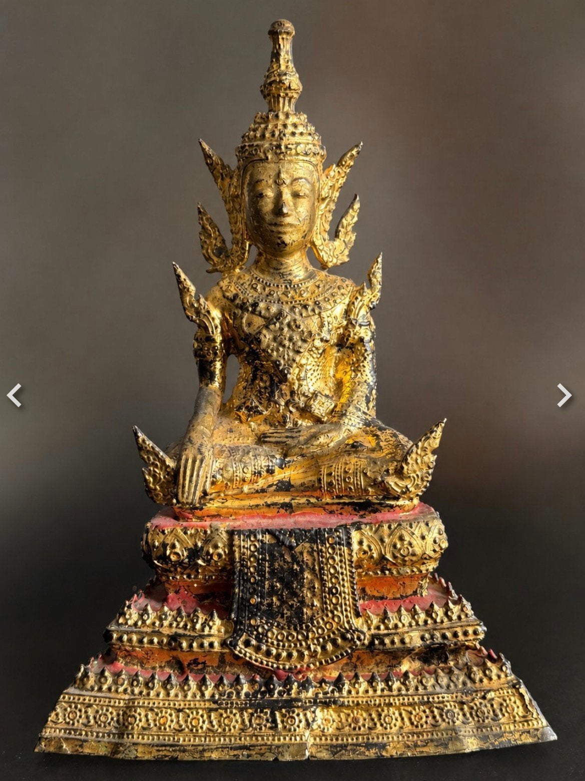 Antieke Thaise Boeddha met parasol, Ophalen of Verzenden, Gebruikt, Overige materialen, 39 cm