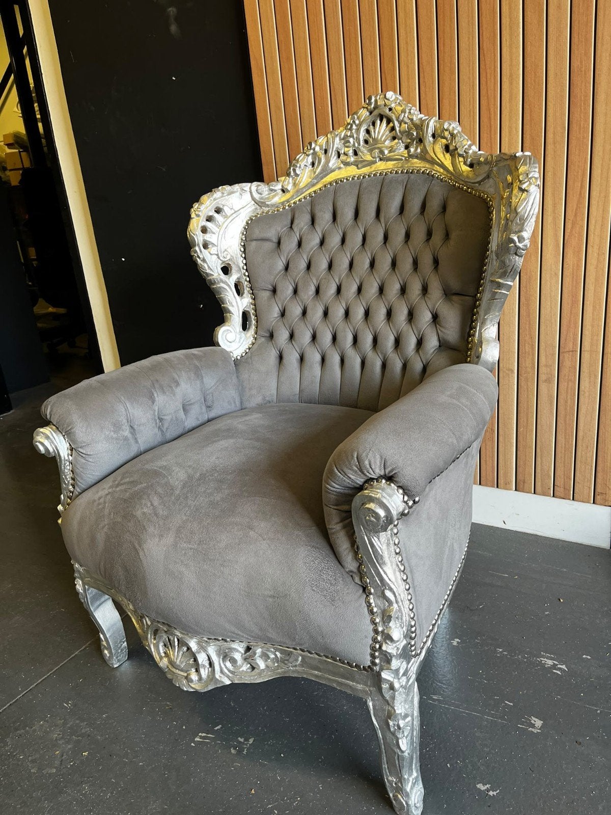 Klassieke Barokfauteuil - Zilverkleurig Hout & Grijs Stof, Ophalen of Verzenden, Gebruikt, Hout, Barok