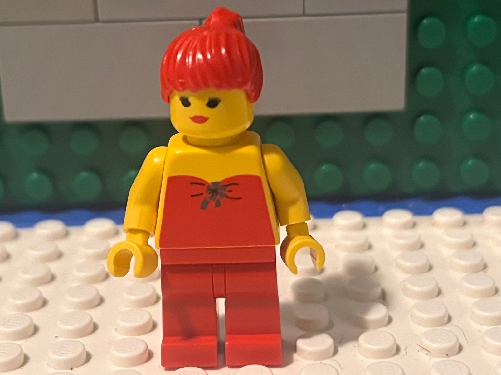 Lego vrouw  met rood halter vintage minifiguur, Ophalen of Verzenden, Zo goed als nieuw