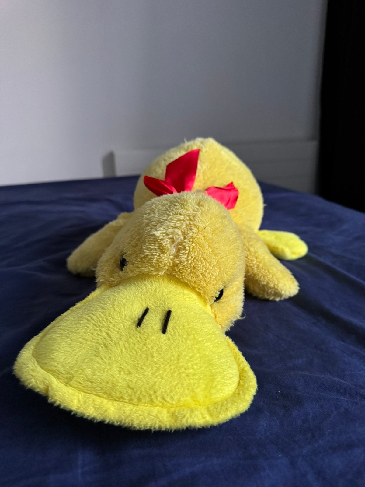 Schattige zachte pluche eend / vogelbekdier met rode strik, Kinderen en Baby's, Speelgoed | Knuffels en Pluche, Ophalen, Zo goed als nieuw