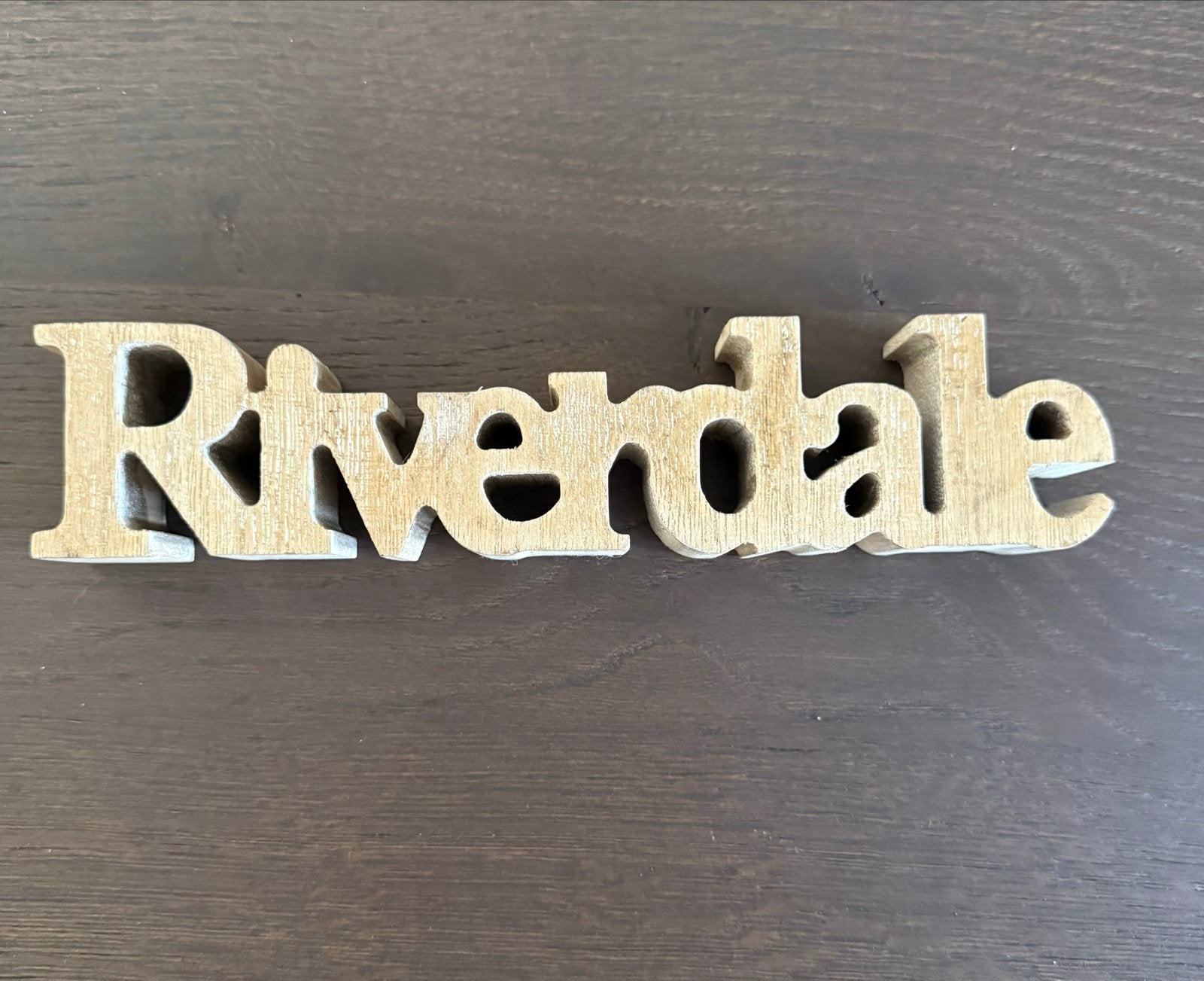 Riverdale decoratie letter, 20 cm breed, Huis en Inrichting, Ophalen of Verzenden, Gebruikt, Beige, Hout