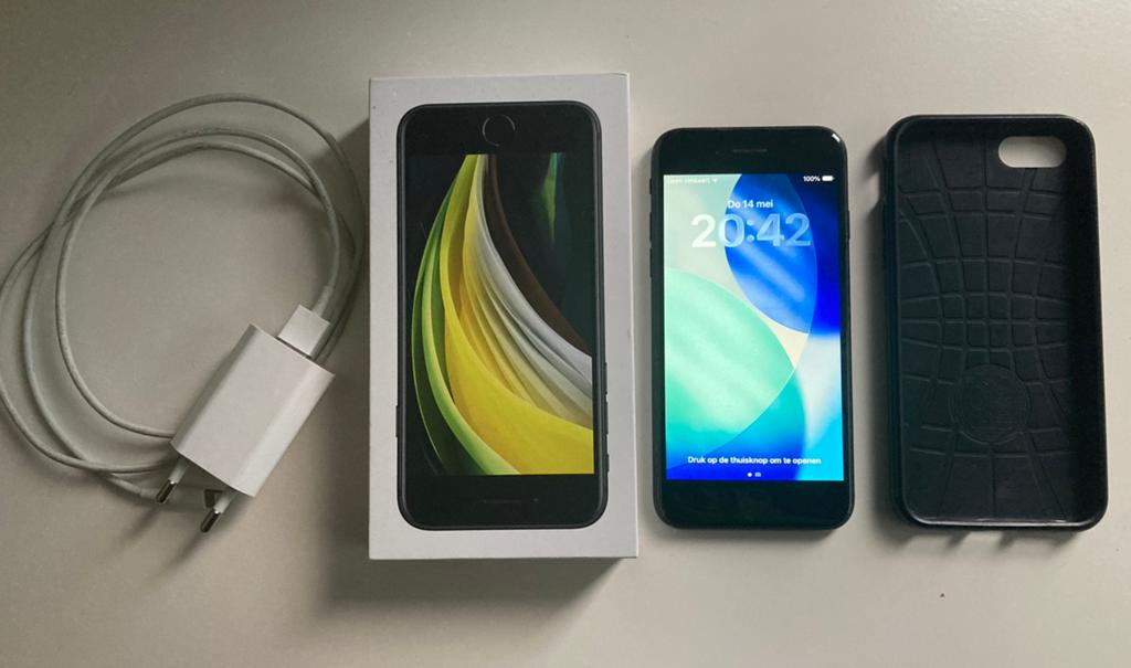iPhone SE (2020), 64GB, Telecommunicatie, Mobiele telefoons | Apple iPhone, Zwart, Ophalen of Verzenden, Zo goed als nieuw, 82 %