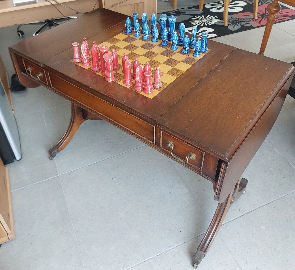 Antieke houten schaaktafel met gekleurde stukken, Ophalen