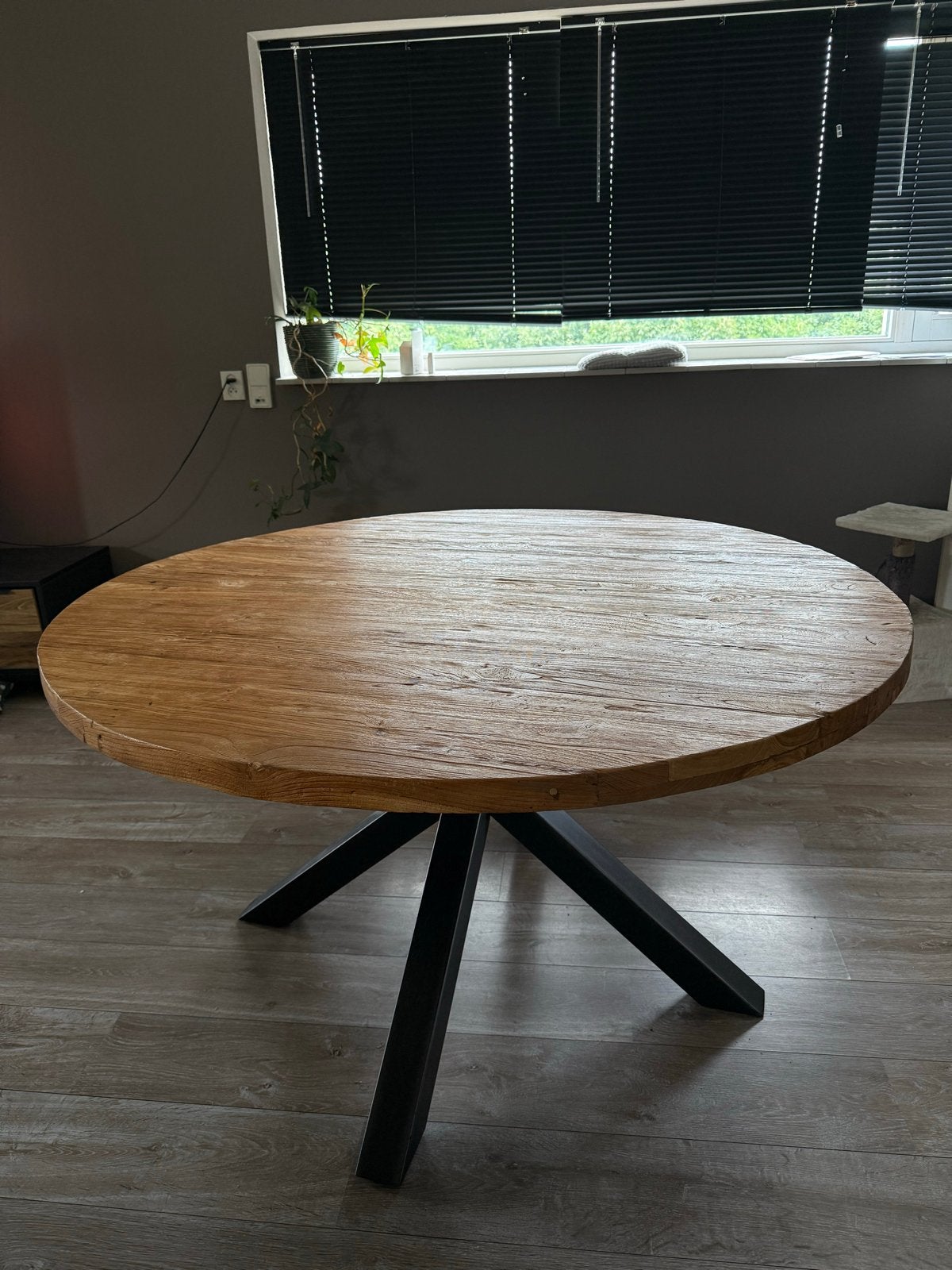 Ronde eettafel met houten blad en zwart metalen onderstel, Huis en Inrichting, Gebruikt, Rond, Ophalen of Verzenden, Vijf personen of meer