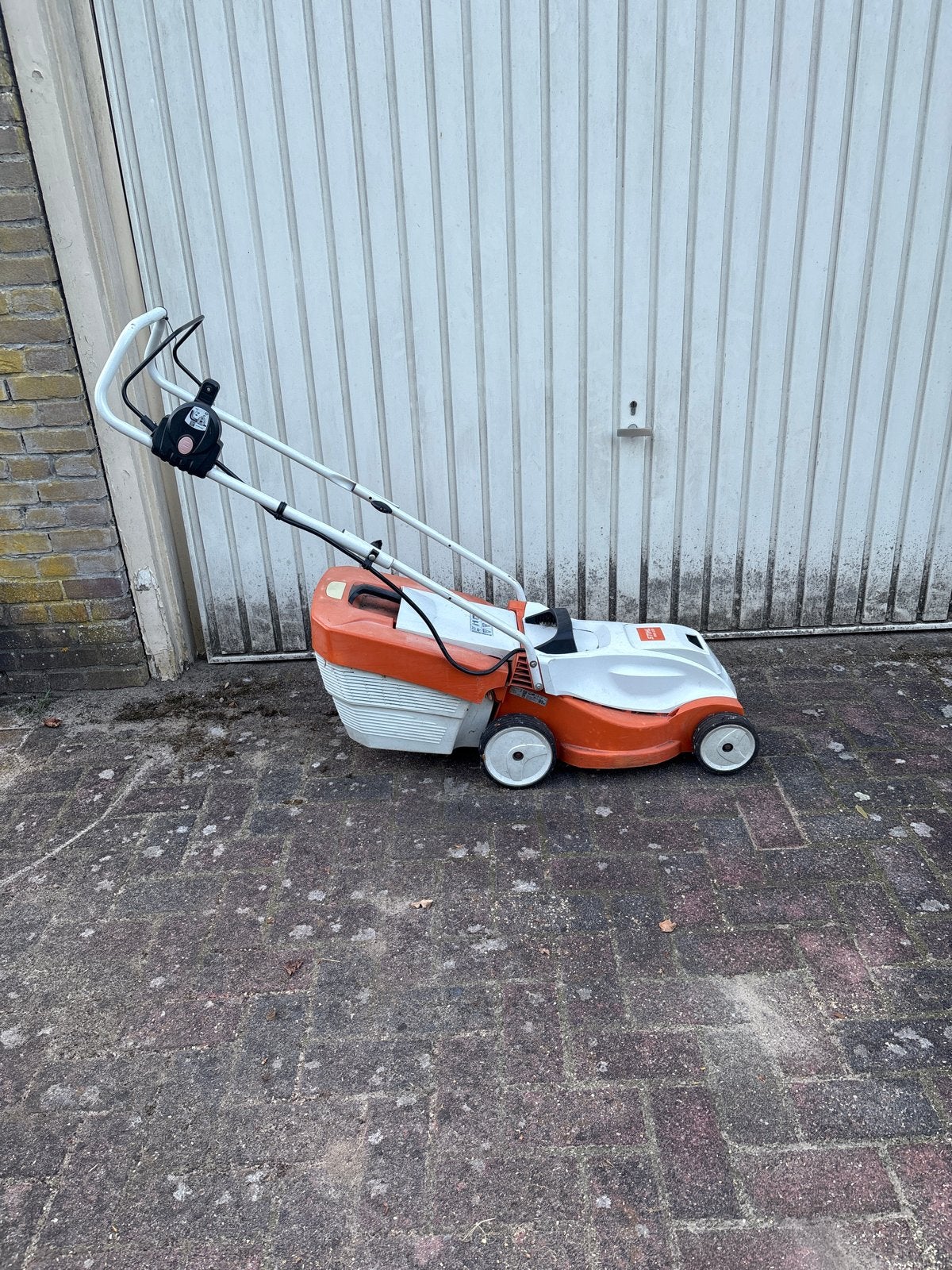 Stihl RMA 235 accu grasmaaier (zonder accu en 1 wiel mist), Tuin en Terras, Ophalen, Cirkelmaaier, Gebruikt, Accu-grasmaaier