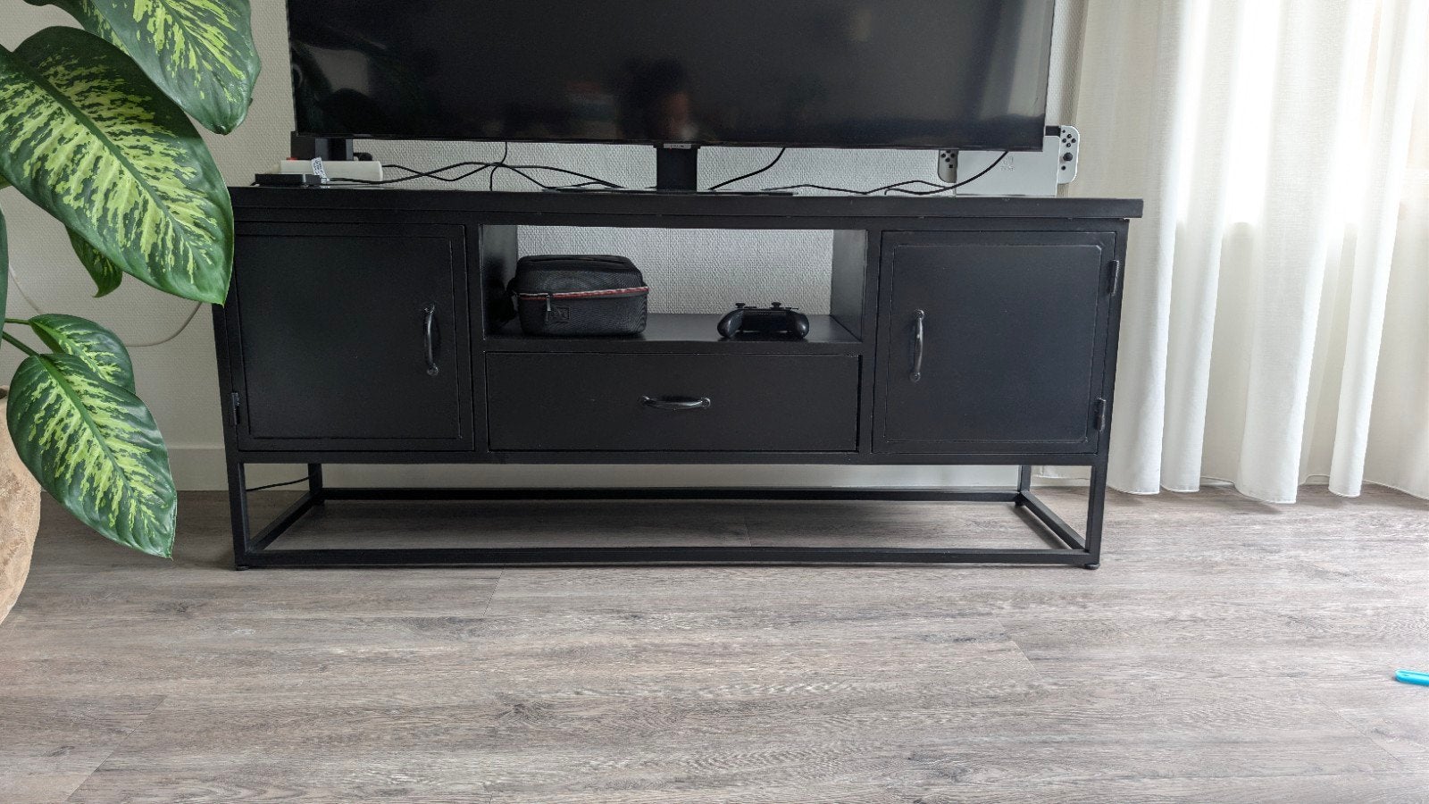 Zwart metalen tv-meubel Giga Meubels 145x40x61 cm, Huis en Inrichting, Ophalen, Gebruikt, 100 tot 150 cm, Minder dan 100 cm