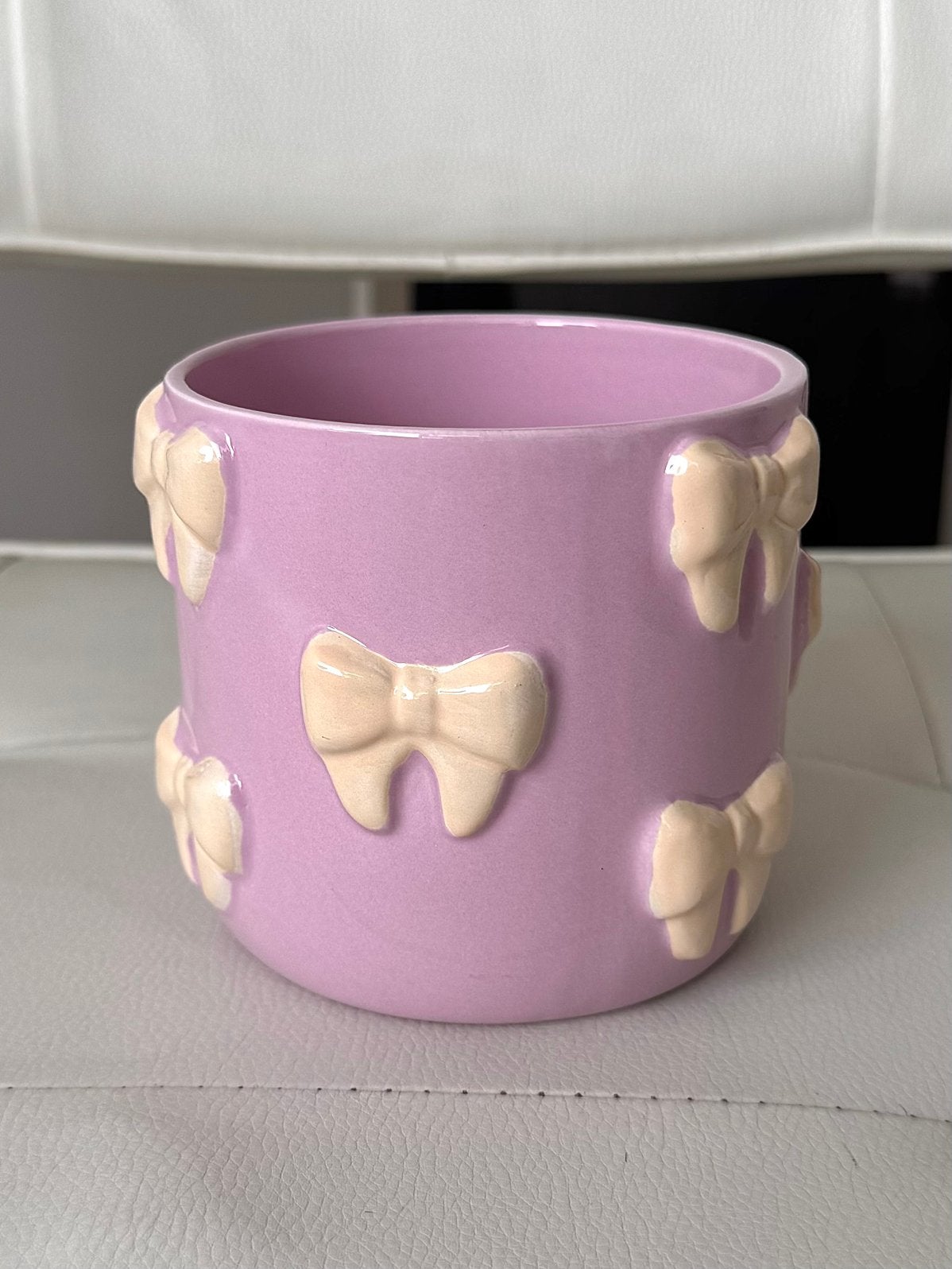 Pastel bloempot lila/roze met schattige strikjes, Verzenden, Rond, Binnen, Zo goed als nieuw