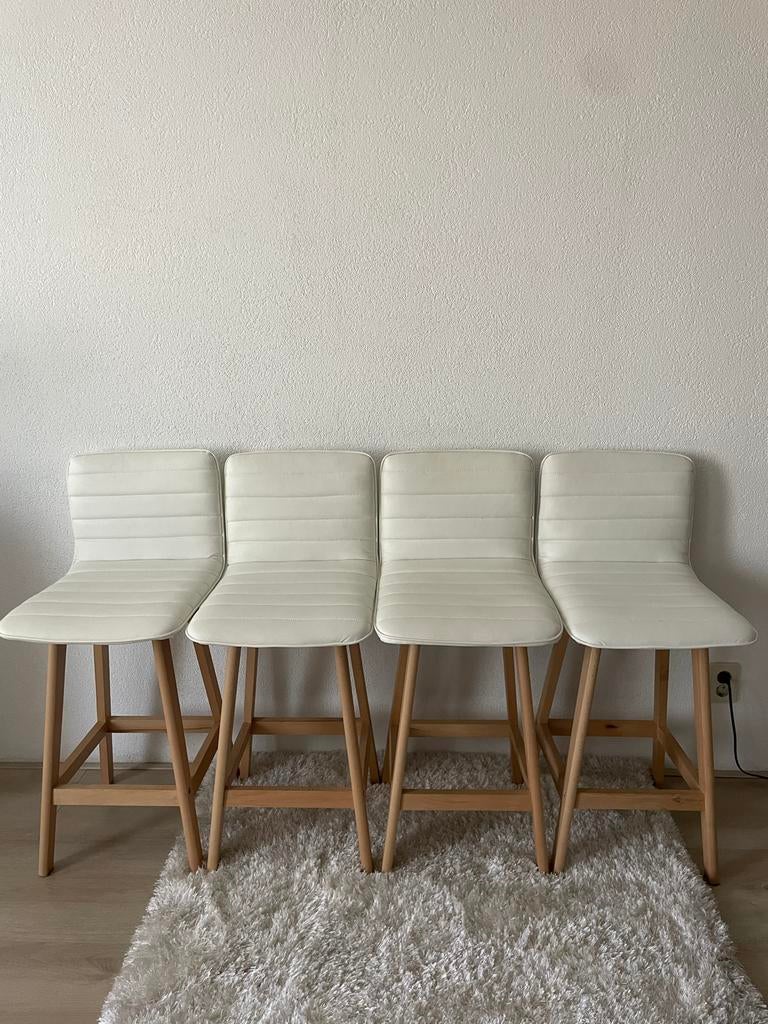 Set van 4 witte/crème barkrukken met houten onderstel, Ophalen, Met voetsteun, 60 tot 90 cm, Zo goed als nieuw