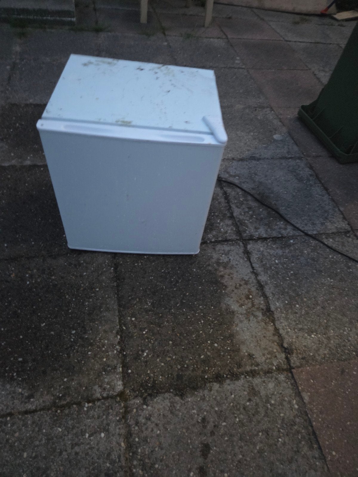 Compacte mini vriezer - Ideaal voor kleine ruimtes, Gebruikt, Minder dan 85 cm, Ophalen of Verzenden, Minder dan 75 liter