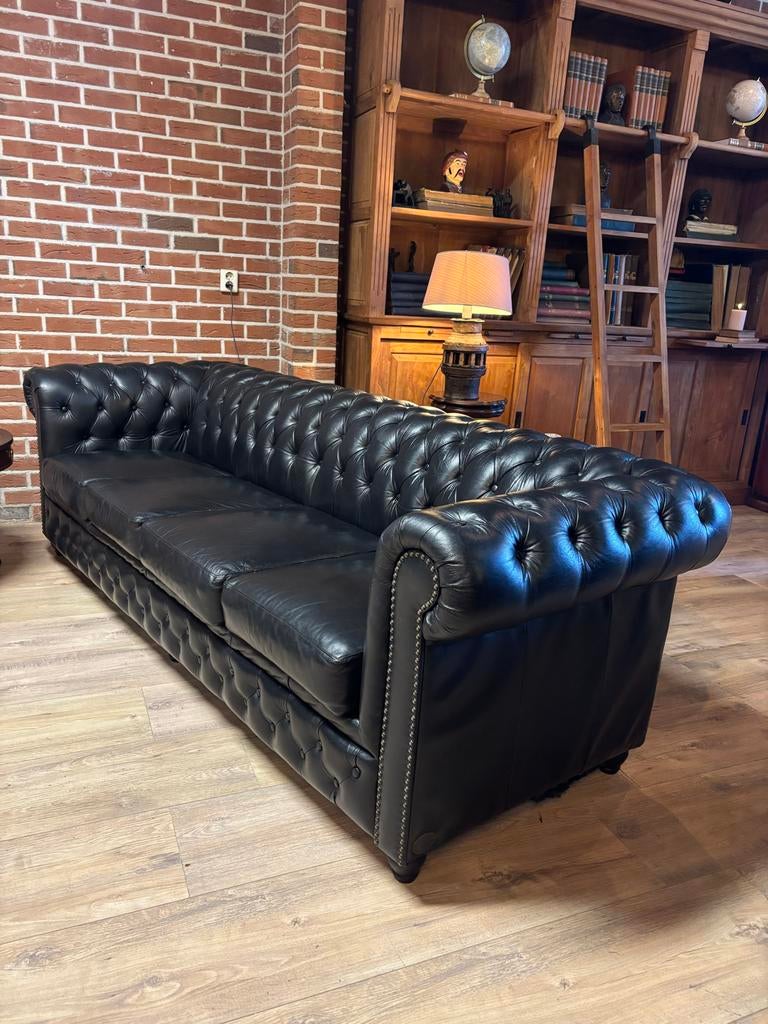 Originele 4-zits Chesterfield bank - 255cm breed, Huis en Inrichting, Banken | Bankstellen, Ophalen, 250 tot 300 cm, Info@chesterfieldjinkie.nl