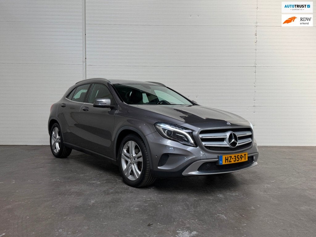 Mercedes-Benz GLA-klasse 180 Prestige automaat / afneembare, Auto's, Gebruikt, 4 cilinders, 715 kg, Leder en Stof