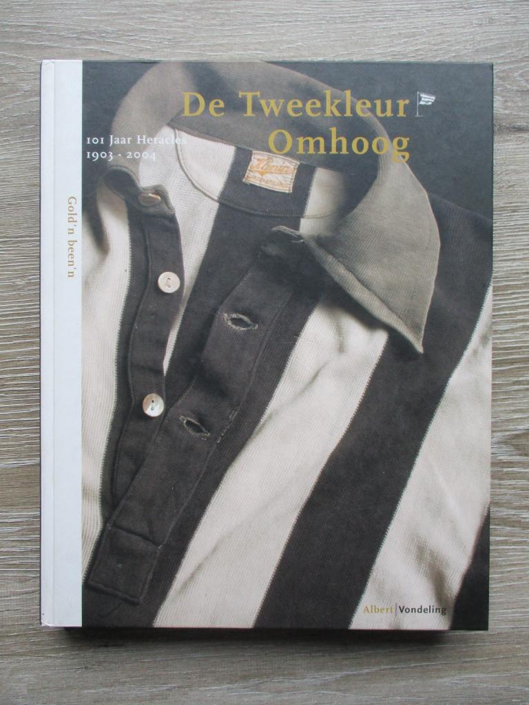 De tweekleur omhoog 101 jaar Heracles 1903-2004 - Albert V, Ophalen of Verzenden, Gelezen, Watersport en Hengelsport