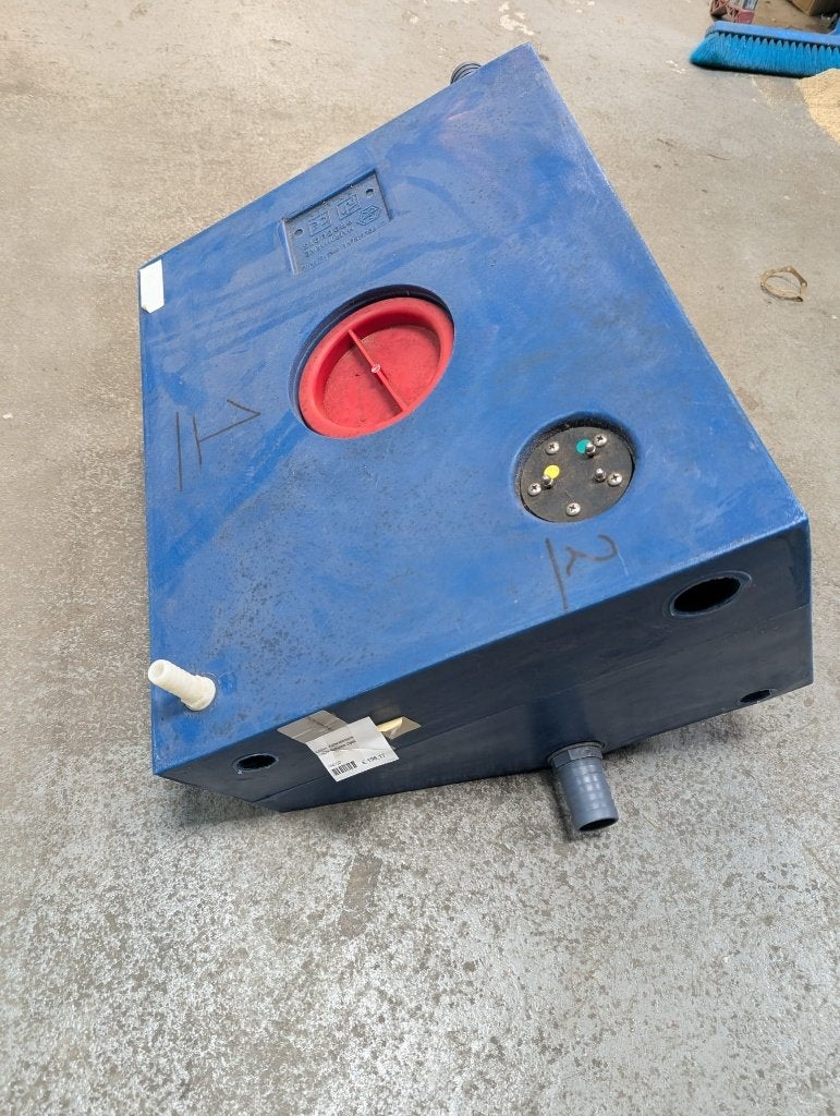 Vuilwatertank 50 liter schuin model kunststof, Ophalen, Nieuw, Kombuis en Sanitair, Zeilboot of Motorboot