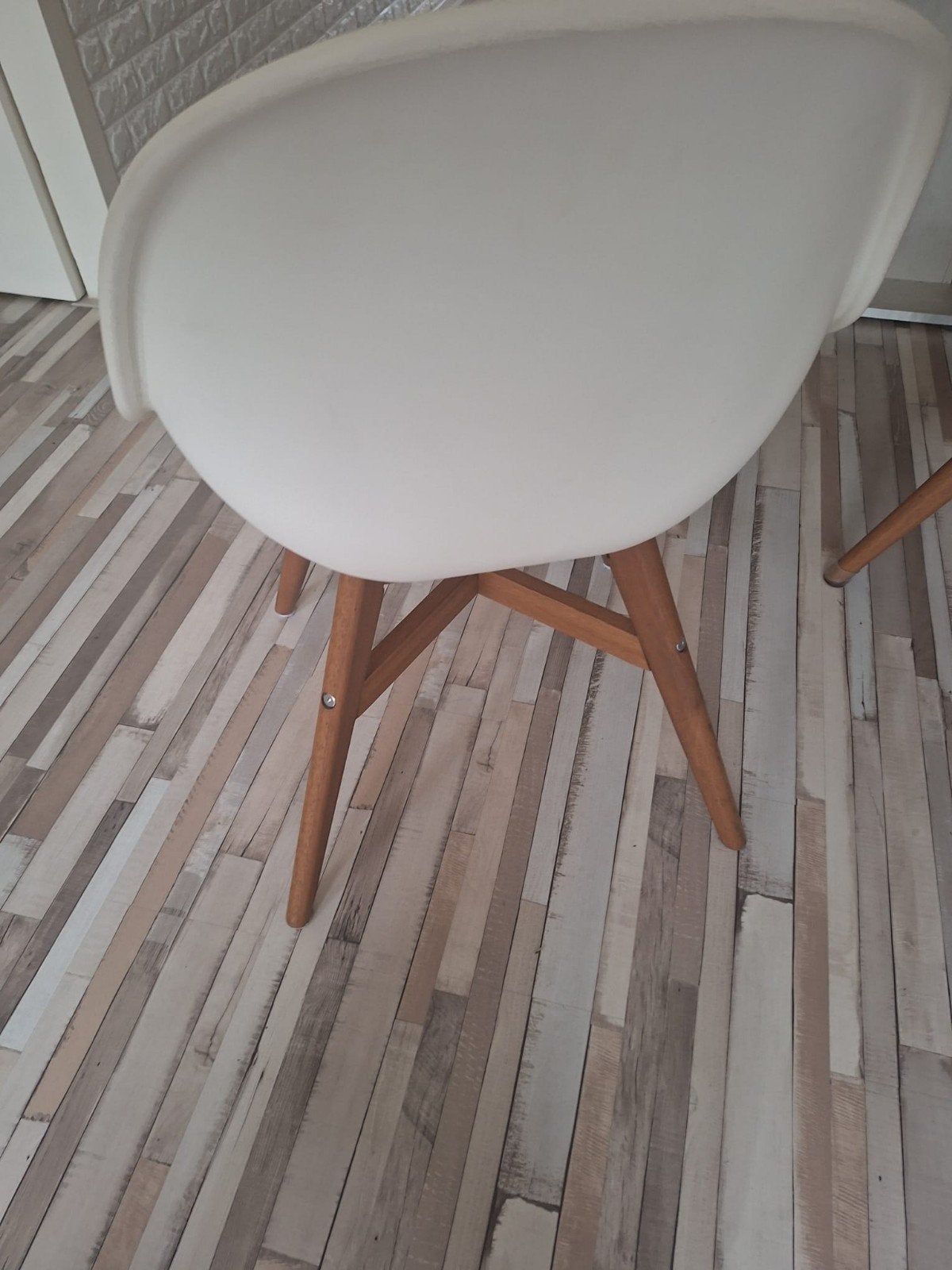 Uitschuifbare ronde eettafel met 4 stoelen (2 grijs, 2 wit), Huis en Inrichting, Tafels | Eettafels, Ophalen, 100 tot 150 cm, Rond