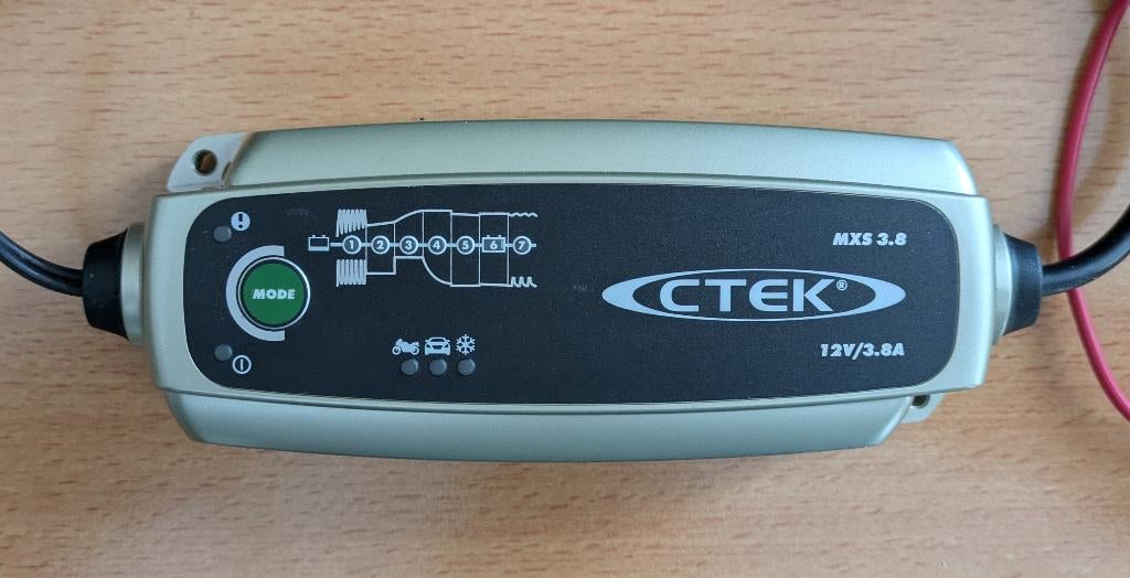 Caravan accu met lader, Ophalen, Zo goed als nieuw