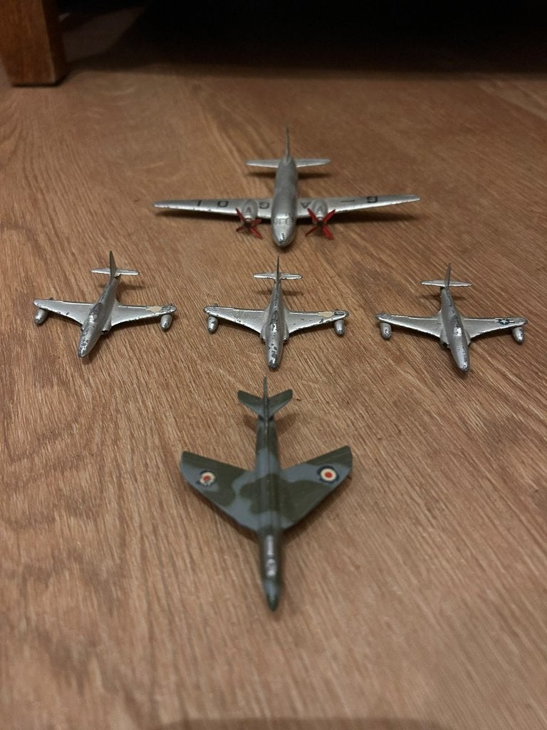 Dinky toys vliegtuig, Overige merken, 1:72 tot 1:144, Gebruikt, Ophalen of Verzenden