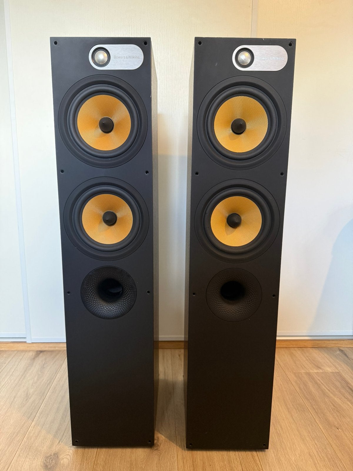 B&W 684 Vloerspeakers