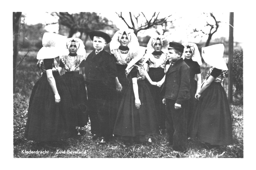 984329	Zuid-Beveland	ZL 1952 Klederdracht kinderen	Gelopen, Ophalen of Verzenden, 1940 tot 1960, Gelopen, Zeeland