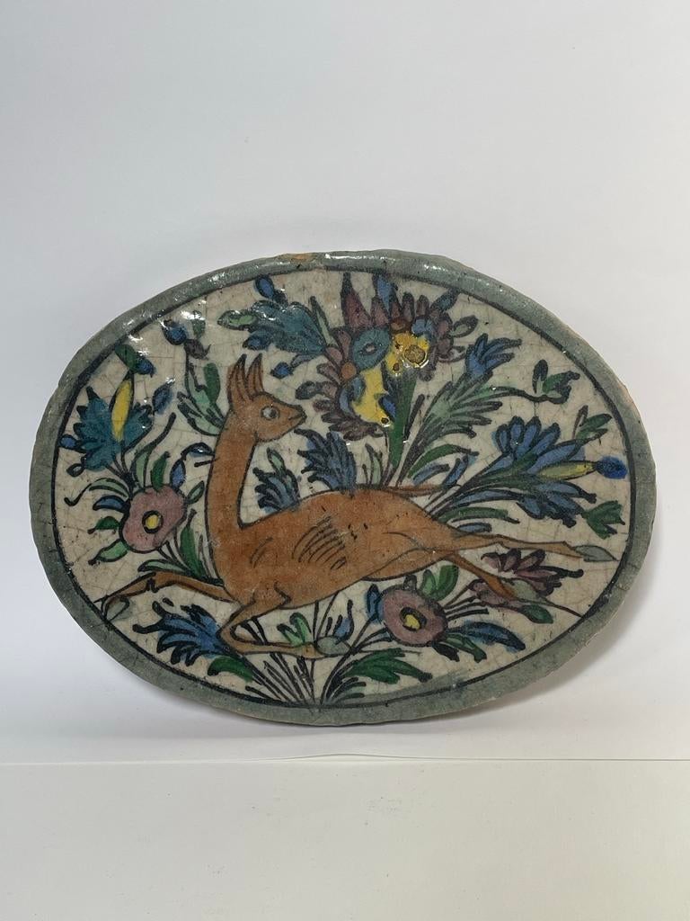 Prachtige grote Perzische Qajar tegel met hert, Antiek en Kunst, Antiek | Keramiek en Aardewerk, Ophalen of Verzenden
