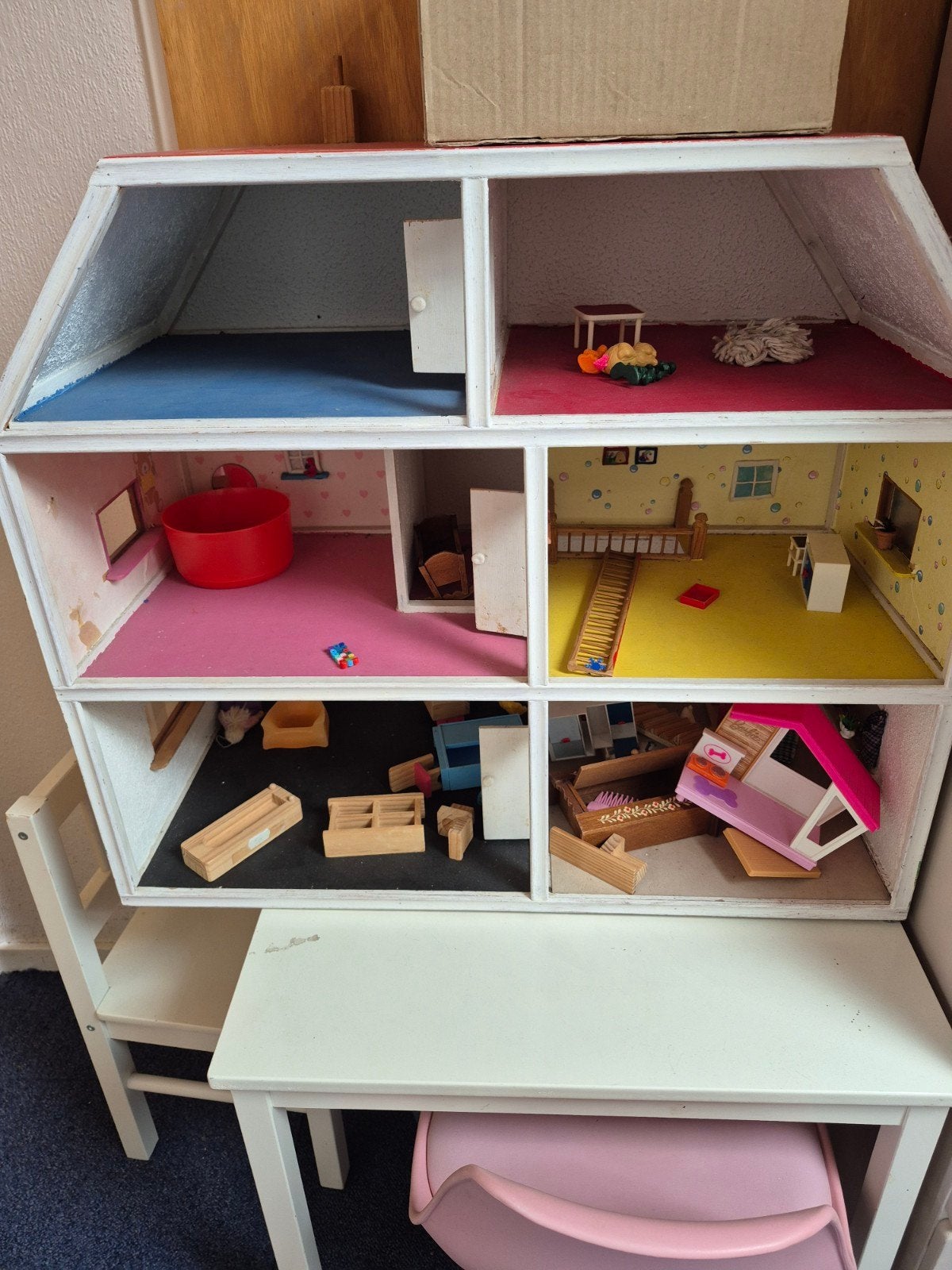 Groot houten poppenhuis met meubels, Kinderen en Baby's, Speelgoed | Poppenhuizen, Ophalen, Gebruikt, Poppenhuis