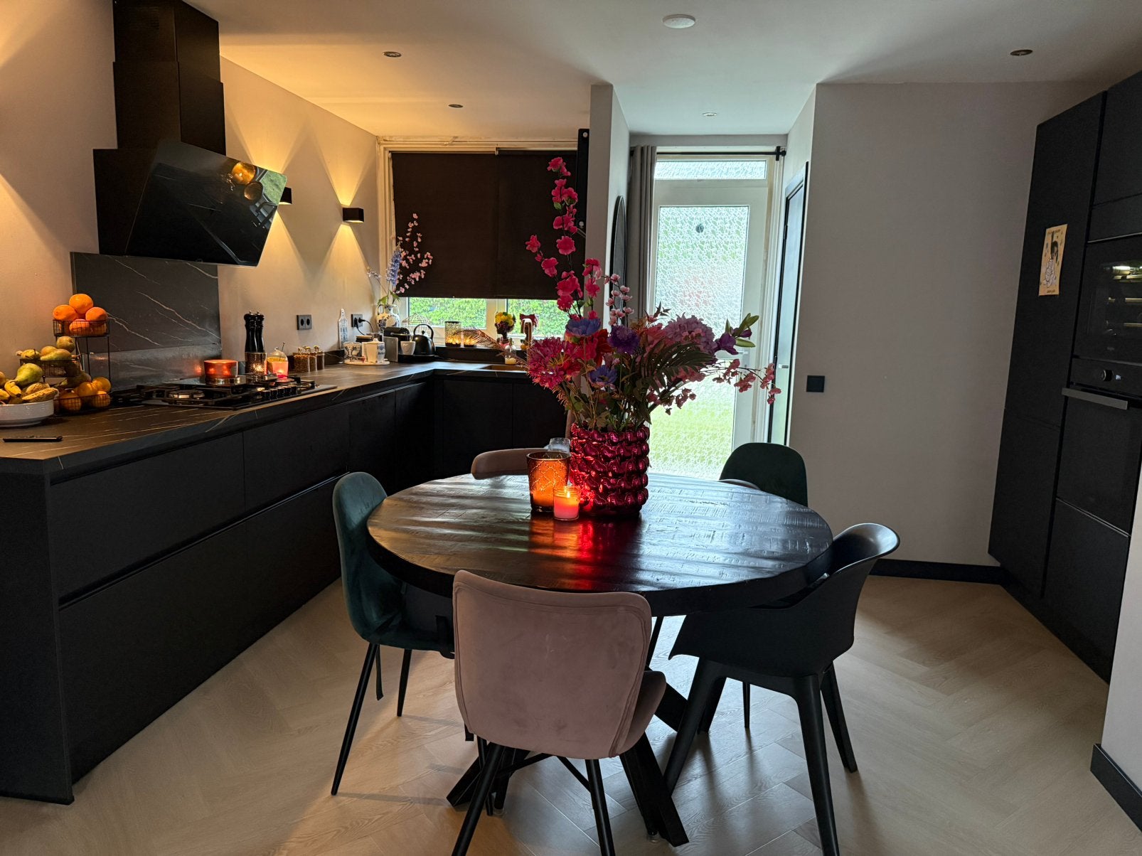 Mooie ronde eettafel (zwart), Ophalen, 75 m² of meer, Zwart, Zo goed als nieuw