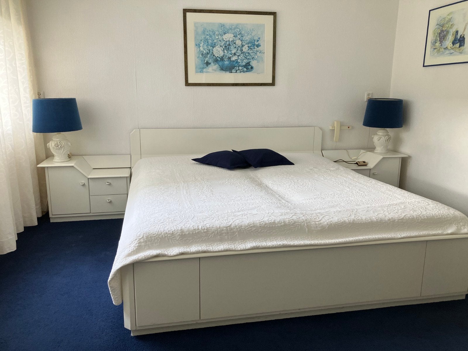 Tweepersoonsbed met verstelbare lattenbodems en nachtkastjes, Ophalen, Wit, Tweepersoons, Klassiek, Neutraal