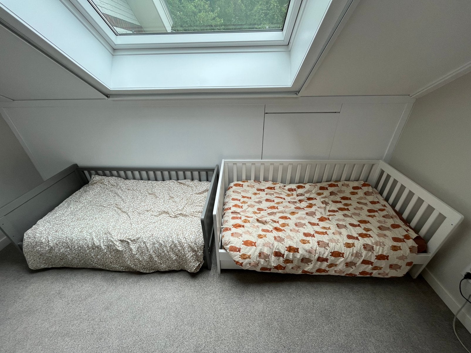 Twee peuterbedjes wit en grijs 140x70 met lade, matras, Ophalen, Gebruikt, 190 cm of minder, Grijs