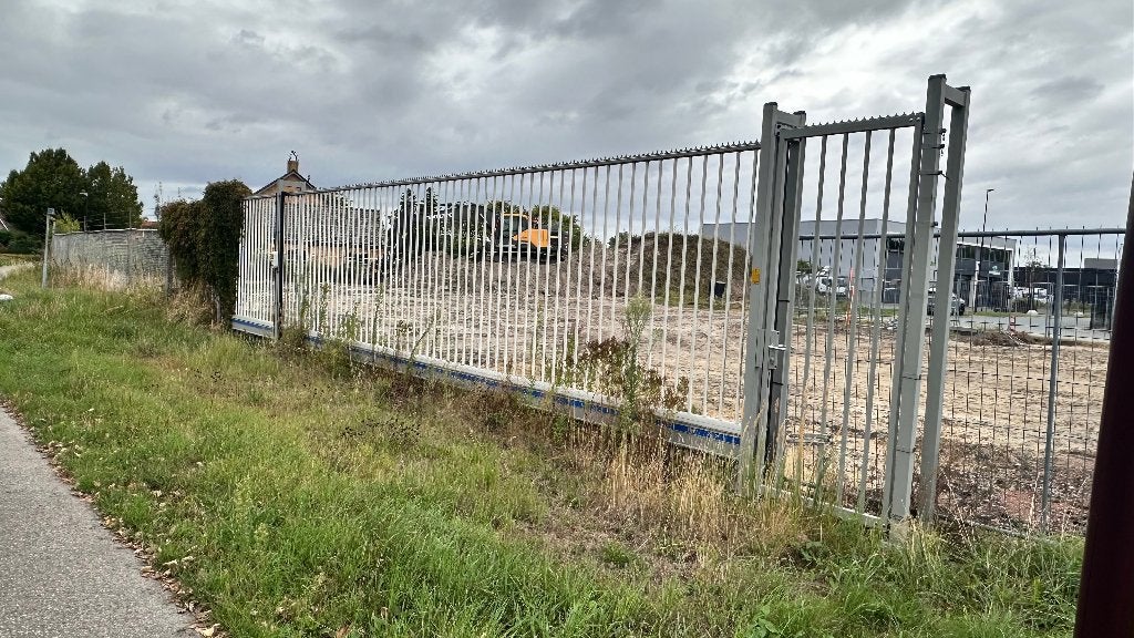 Vrijdragende elektrische Schuifpoort + looppoort Heras, Ophalen, Met poort, Gebruikt, Spijlenhekwerk