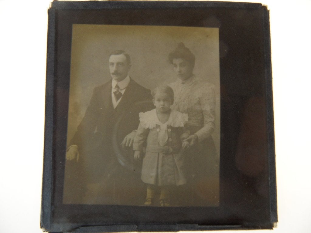 glasdia  echtpaar met kind, Verzamelen, Foto, Ophalen of Verzenden, Zo goed als nieuw, Voor 1940